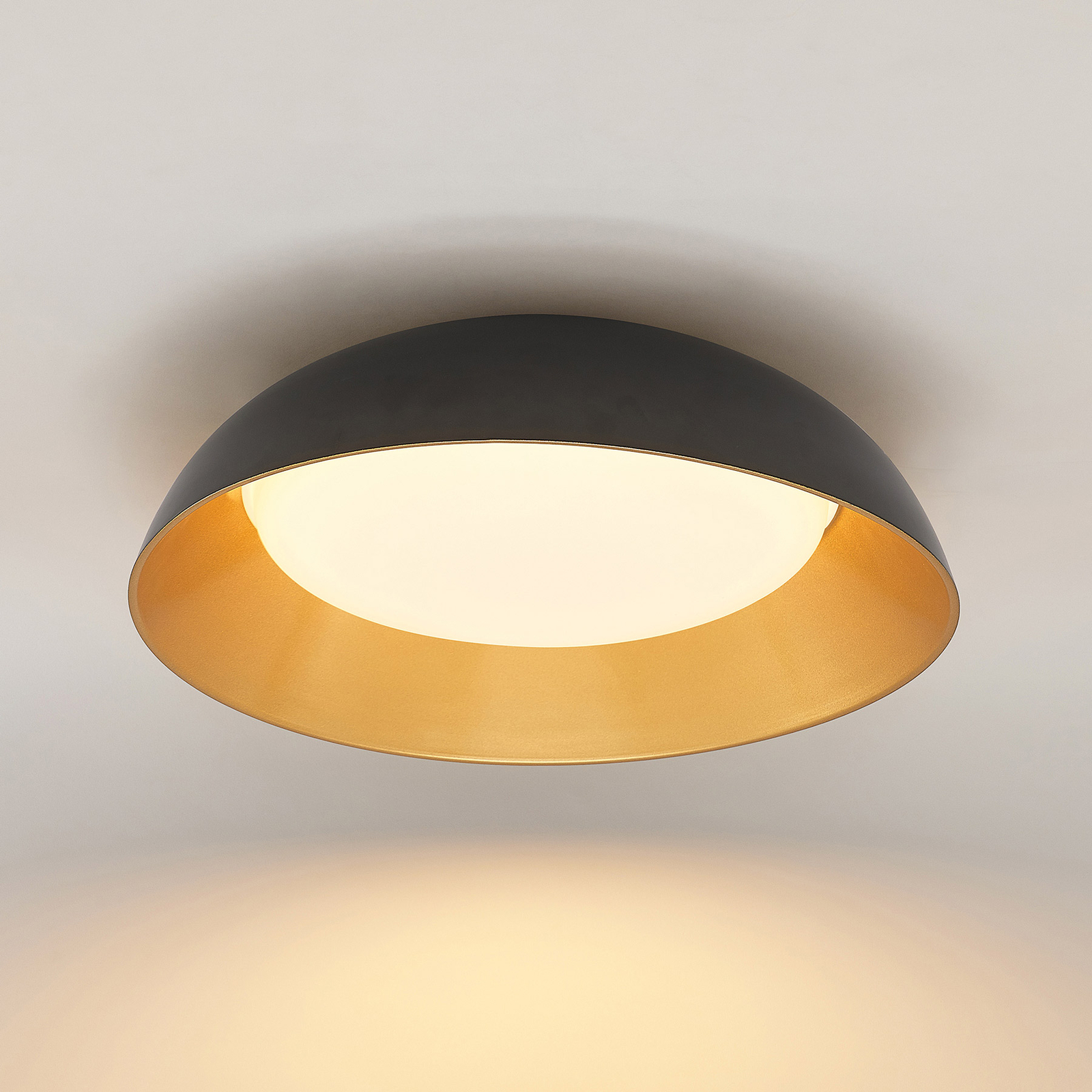 Lindby Juliven LED-Deckenleuchte, schwarz-gold