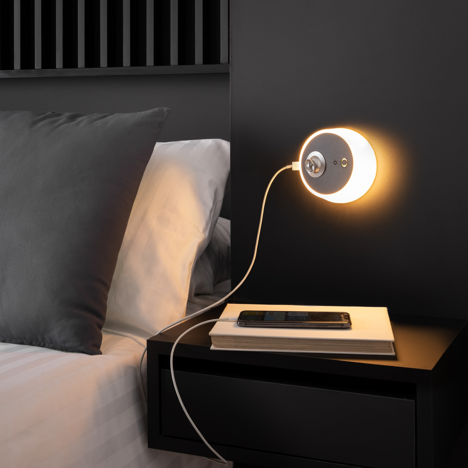Zoom LED wall lamp spot, USB port, black leather