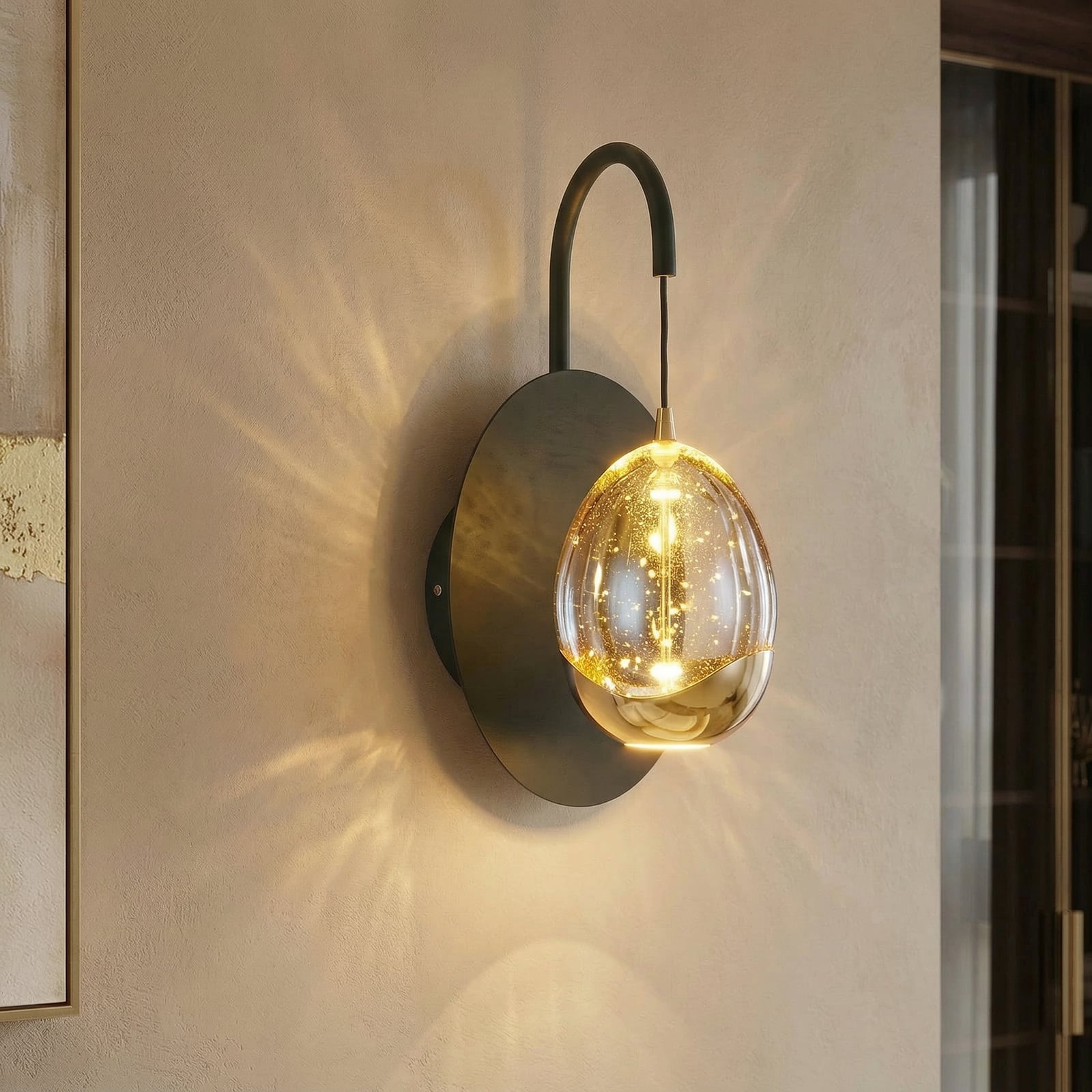 Lampa ścienna Golden Egg, czarny/bursztynowy, wysokość 28 cm, metal/szkło