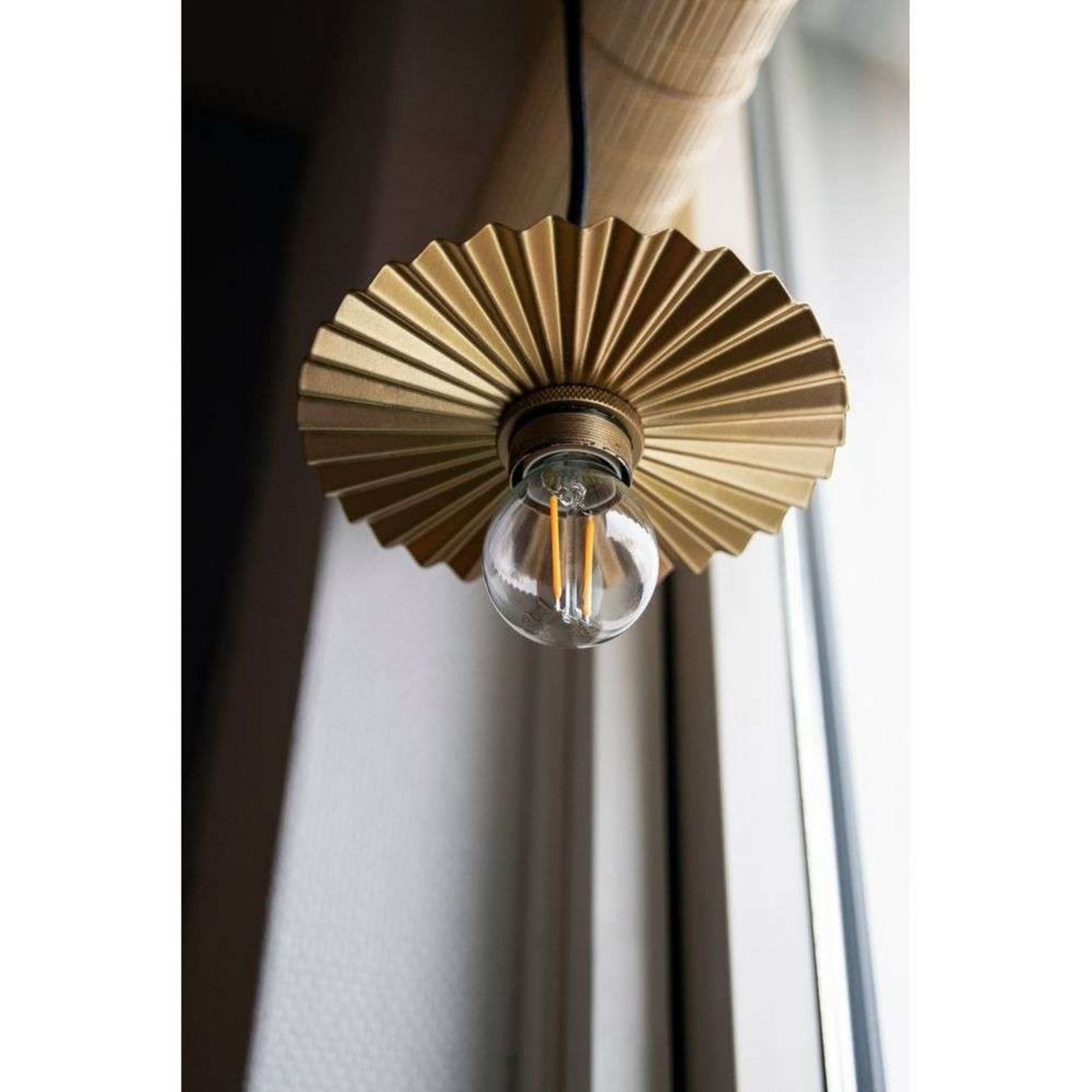 Omega 15 pendellampe guld Globen Lighting - Metal billede