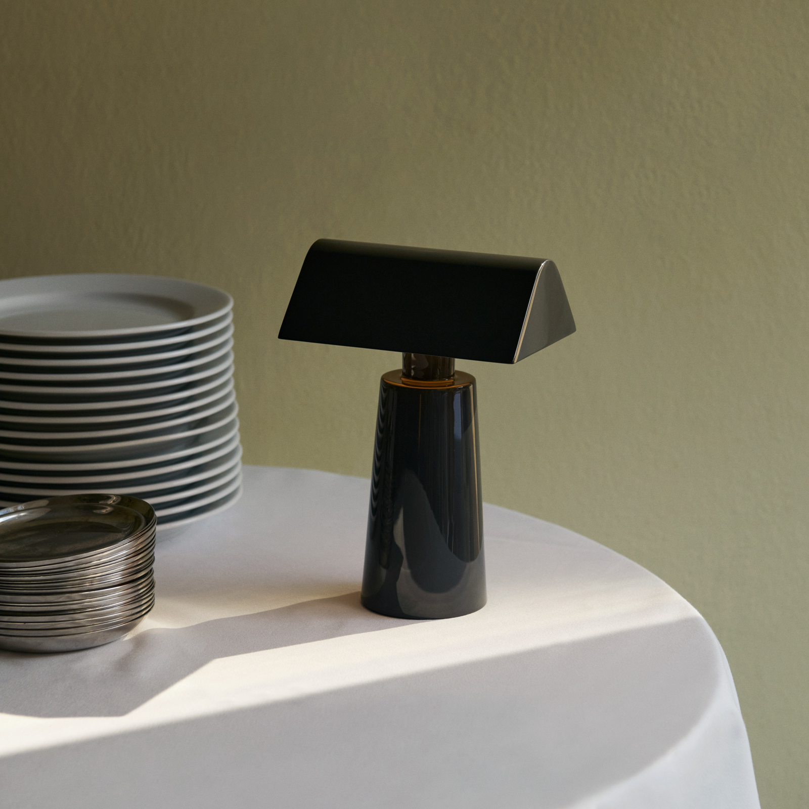 Caret MF1 Akku-Tischleuchte, anthrazit, IP44 - &TRADITION Caret MF1 Akku-Tischleuchte, anthrazit, IP44 - &TRADITION