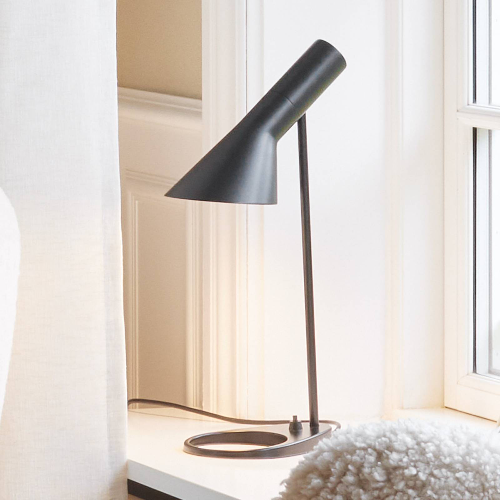 Levně Louis Poulsen AJ Mini stolní lampa, černá