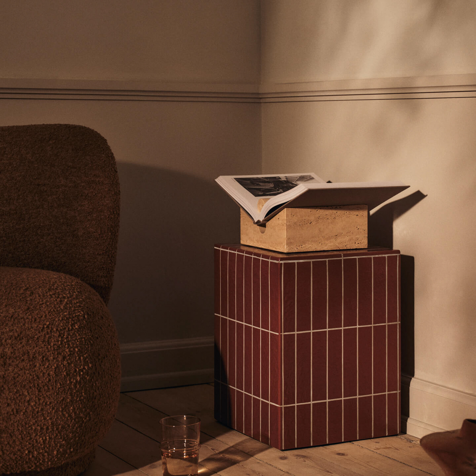 Stojan na knihy Tvara, travertin béžový, 22 x 22 cm – ferm LIVING