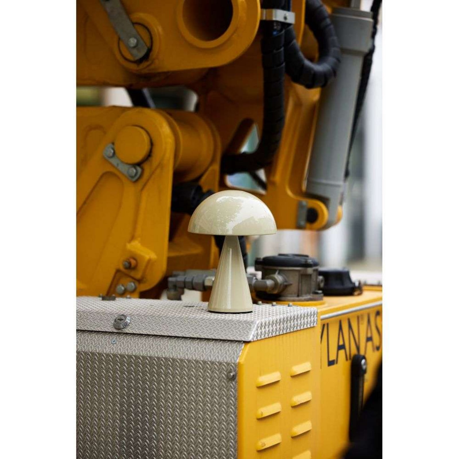 Mush LED-batteridrevet bordlampe, sand, IP44, dæmpbar Hübsch - Stue - Design - Metal - Med én lyskilde billede