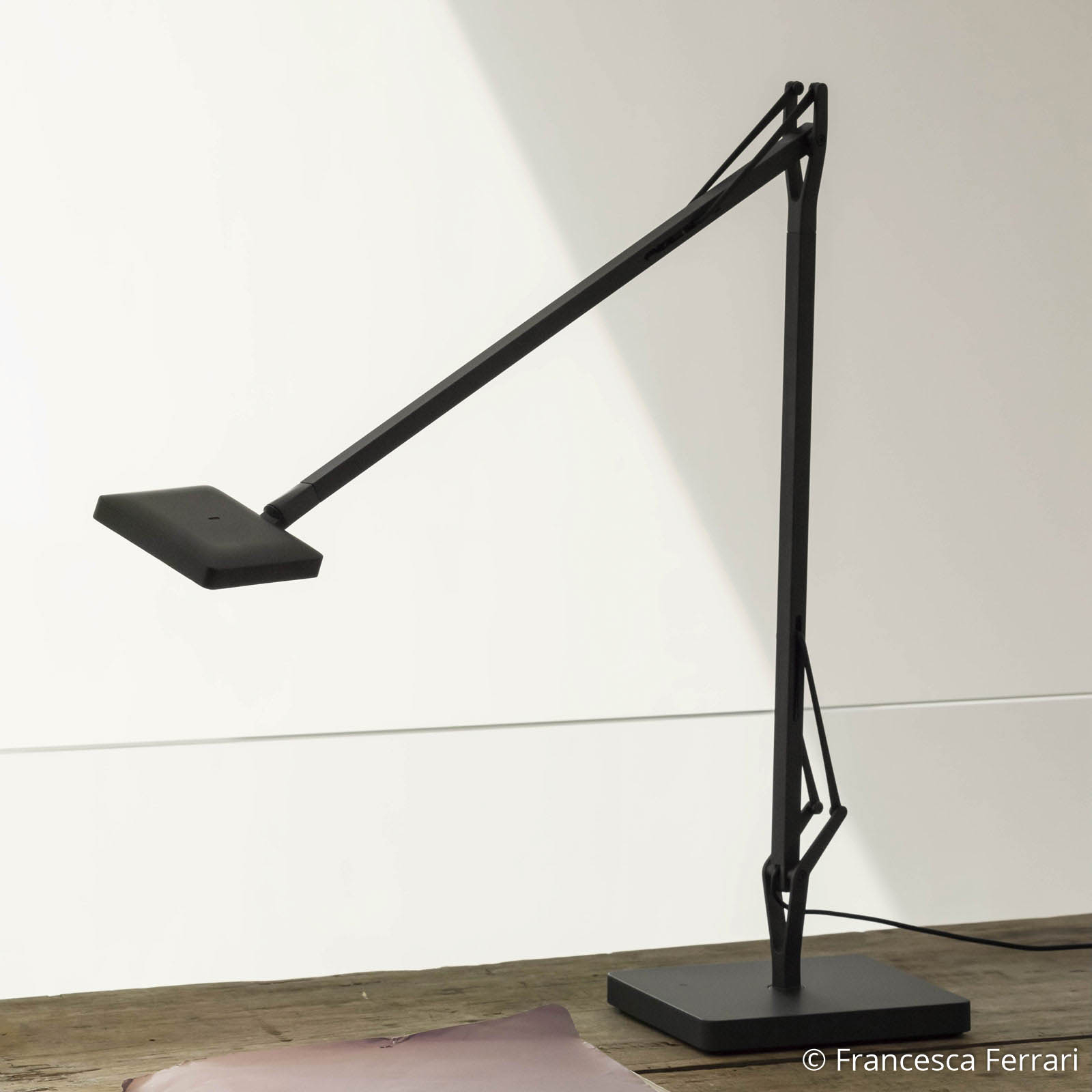 FLOS Kelvin Edge - fekete LED íróasztal lámpa