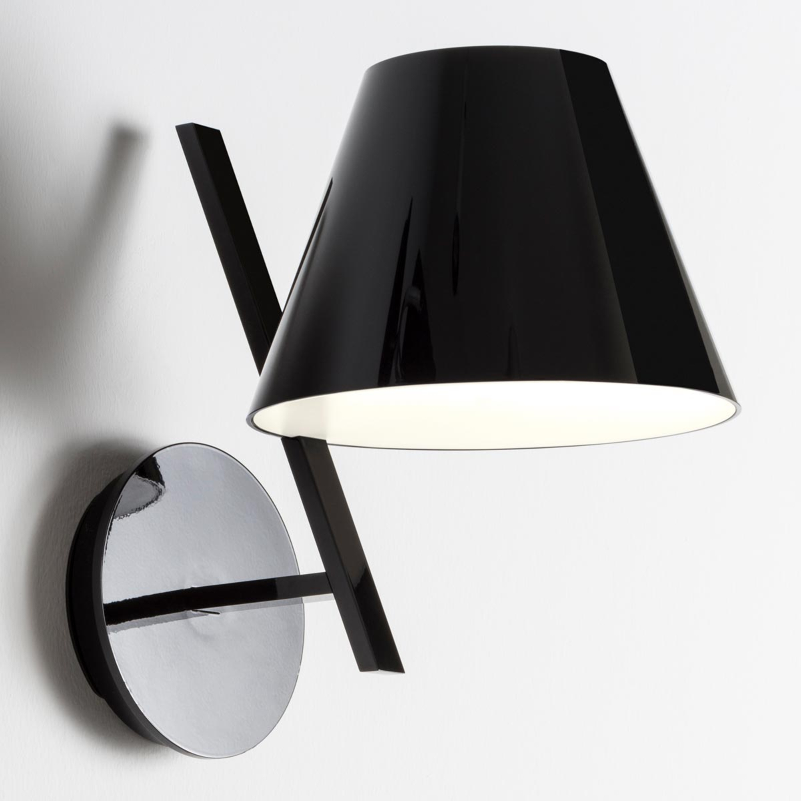 Sort design-væglampe La Petite