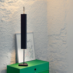 FLOS LED-bordlampe Emi, mørkeblå, dæmpbar, højde 114 cm