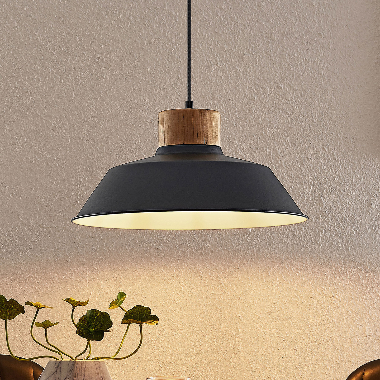 Lindby Nefeli suspension détail bois, à 1 lampe