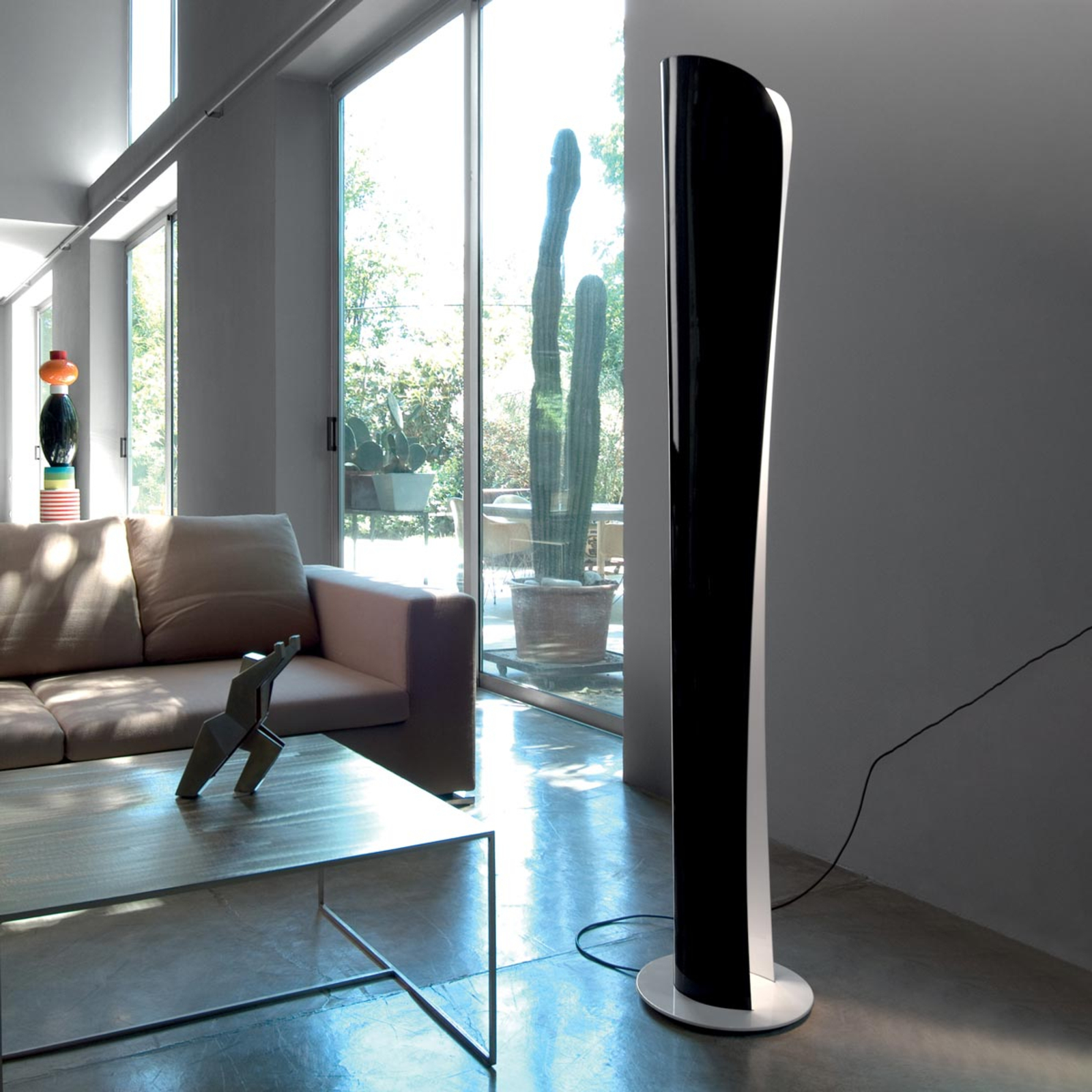 Cadmo schwarz-weiße LED-Stehlampe 2.700 K - Artemide