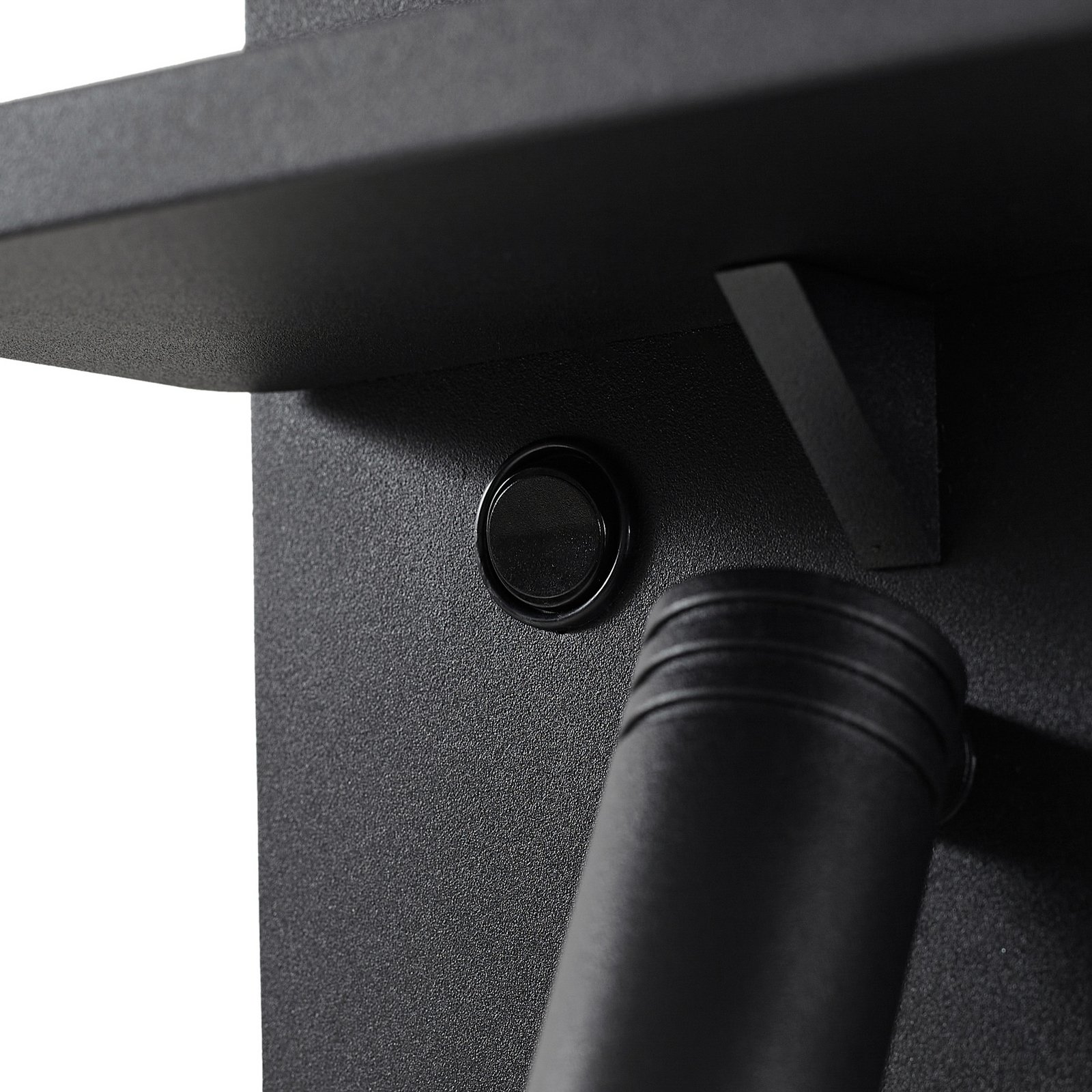 Auden LED-væglampe, sort, stik, ladestation - Lindby