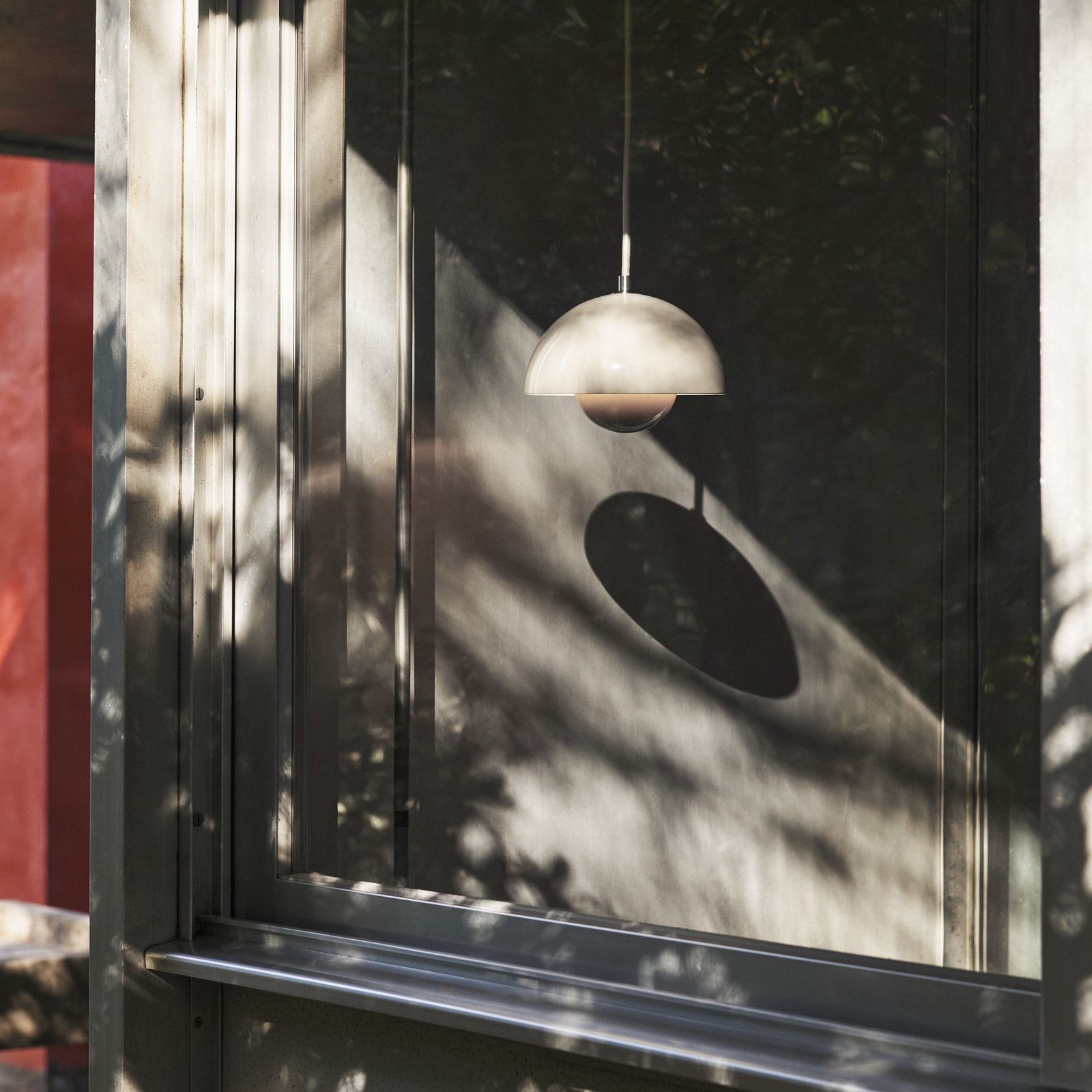 Závesné svietidlo Flowerpot VP10 biele - &Tradition