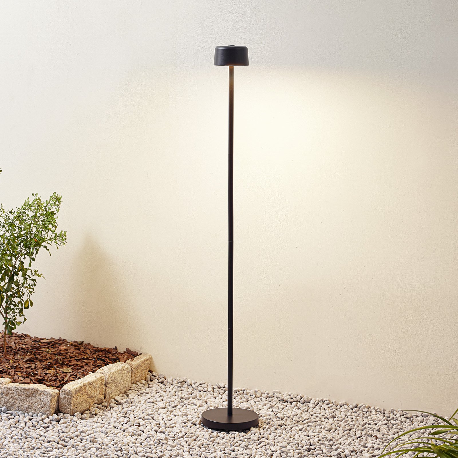 Lindby LED rechargeable floor lamp Isason, black, aluminium, Ø 11 cm