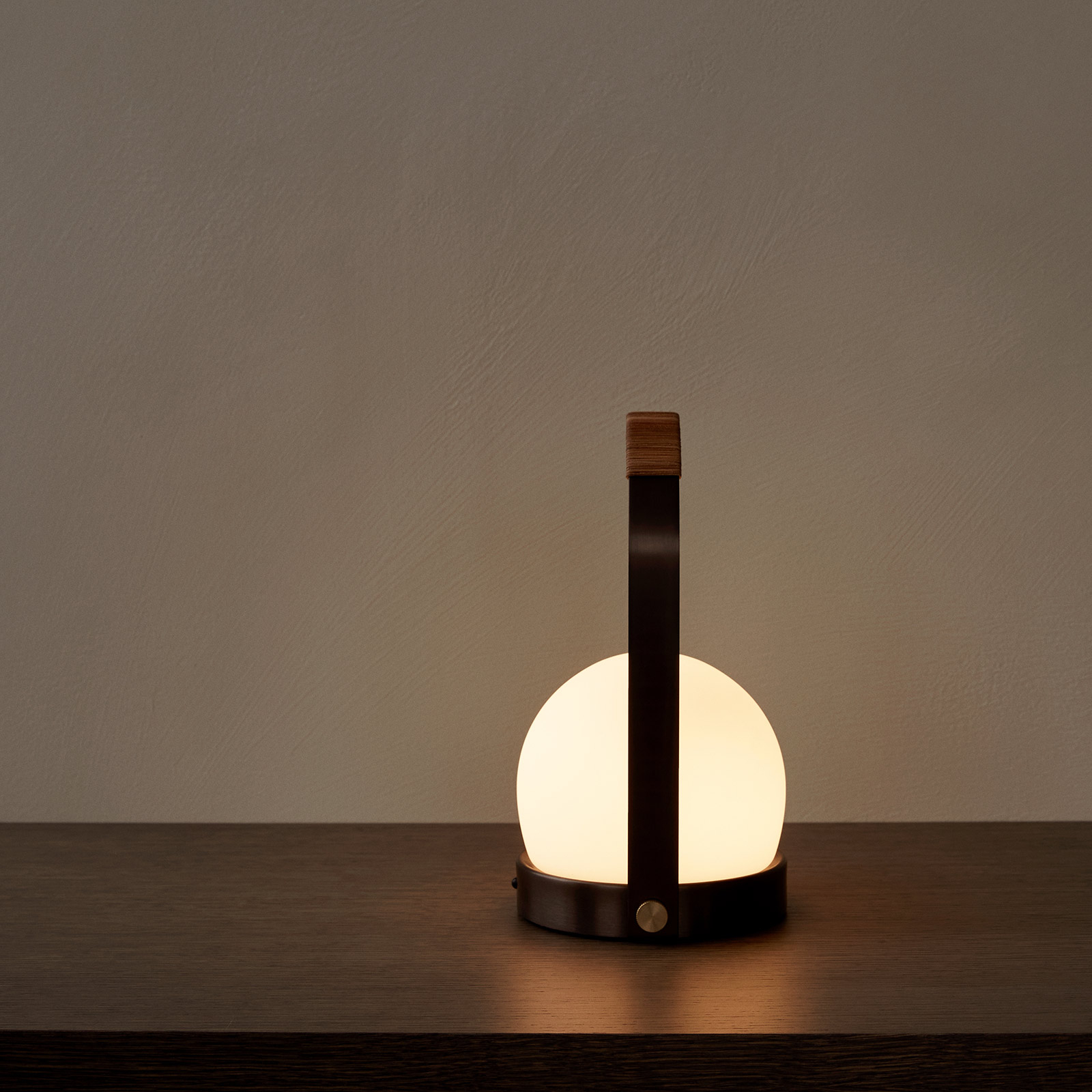 Audo Carrie LED tavolo ricaricabile bronzo/cuoio