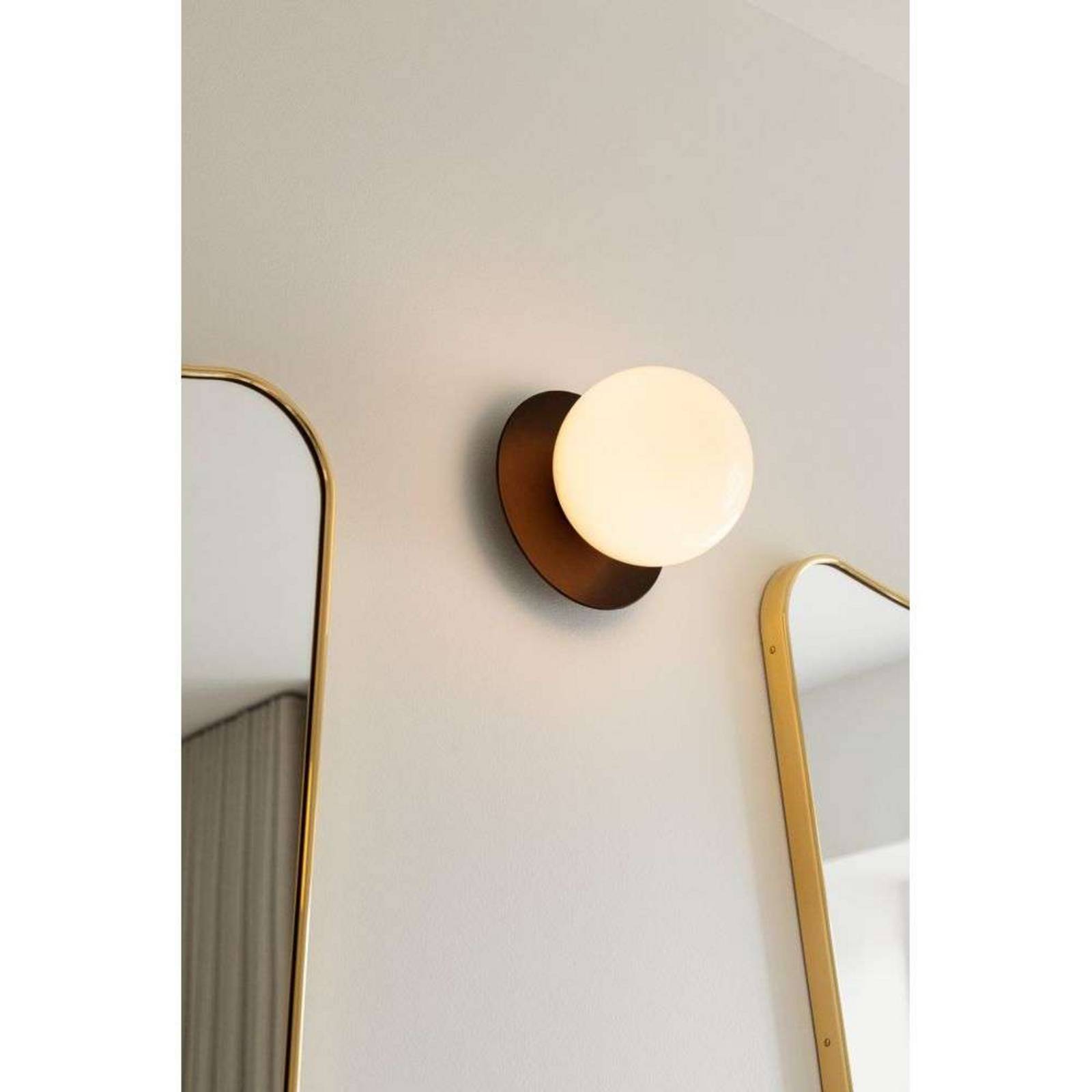 Nuura Wandleuchte Liila 1, IP44, Ø 16 cm, bronze/opal günstig online kaufen