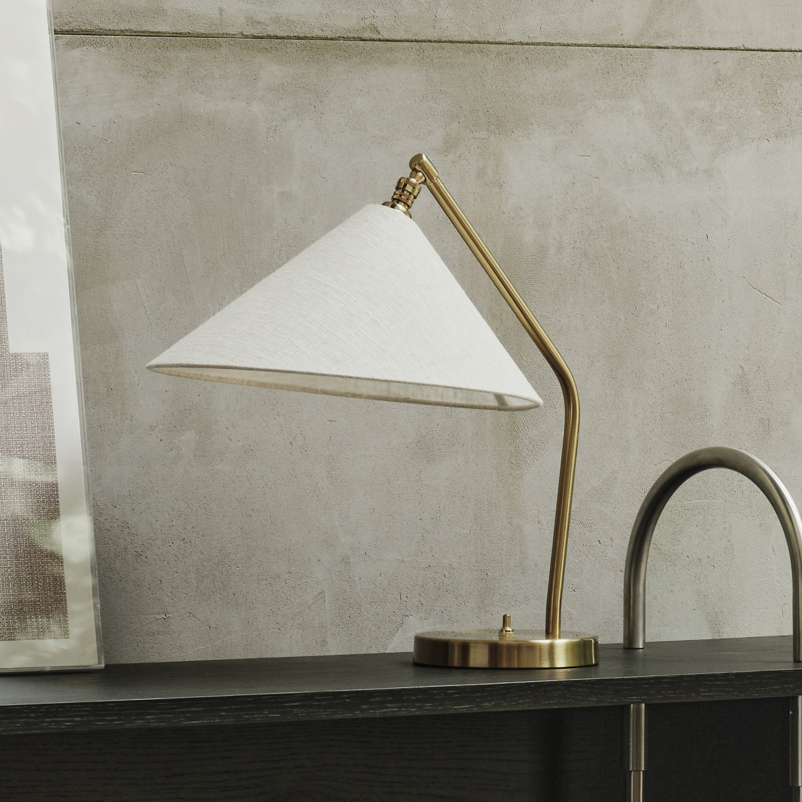 Lampa de masă Gubi Gräshoppa albă metal/textil E14 - Camera de zi / sufragerie - Design - alamă gri - Țesătură / Textil