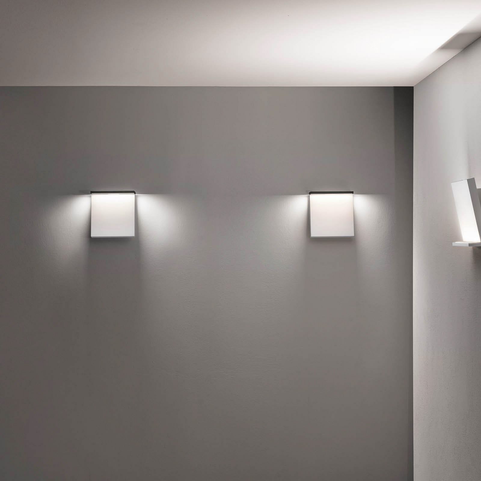 Stilnovo LED φωτιστικό τοίχου Inbilico, μαύρο, ύψος 25 cm