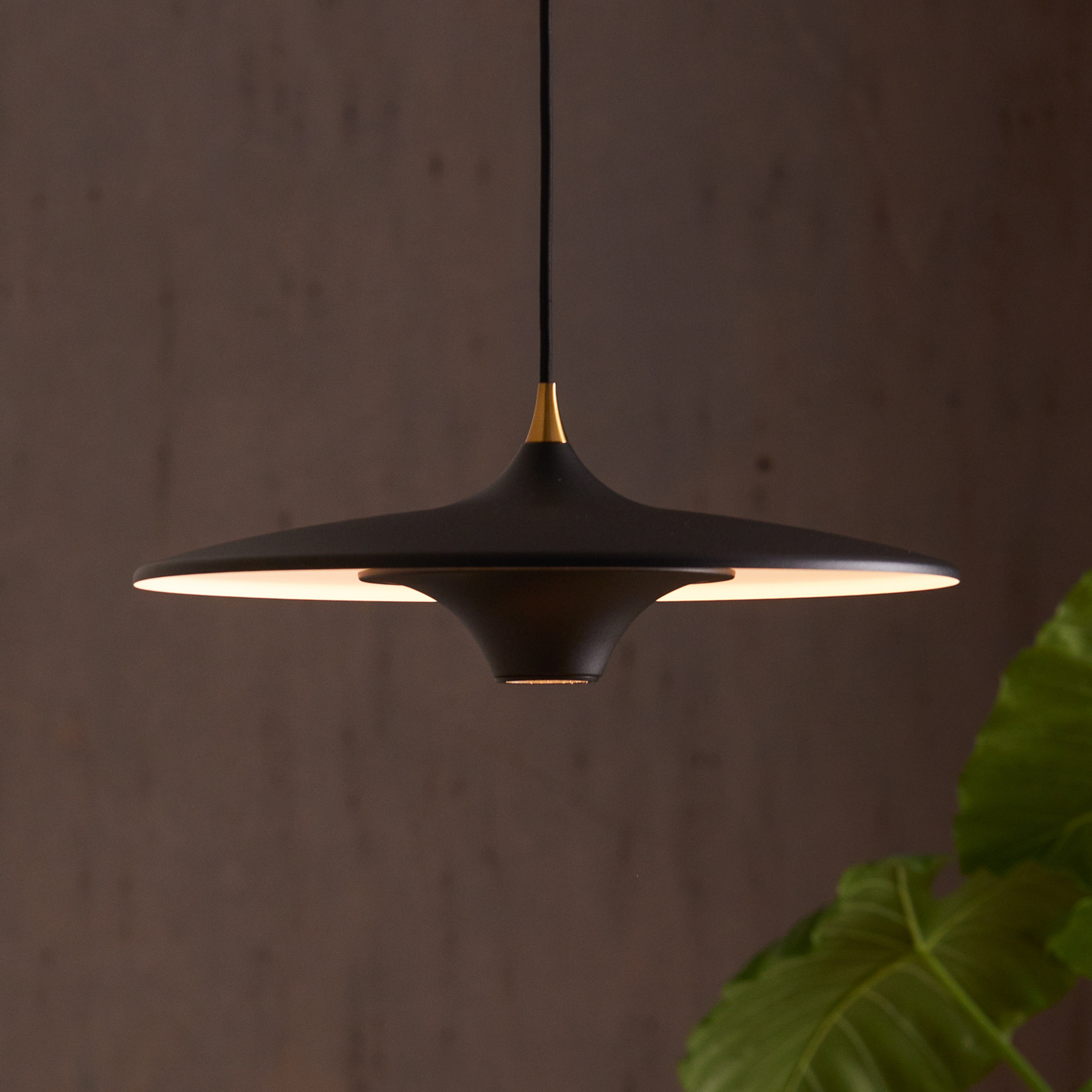 LOOM DESIGN LED závesné svetlo Moja, Ø 42 cm, čierna