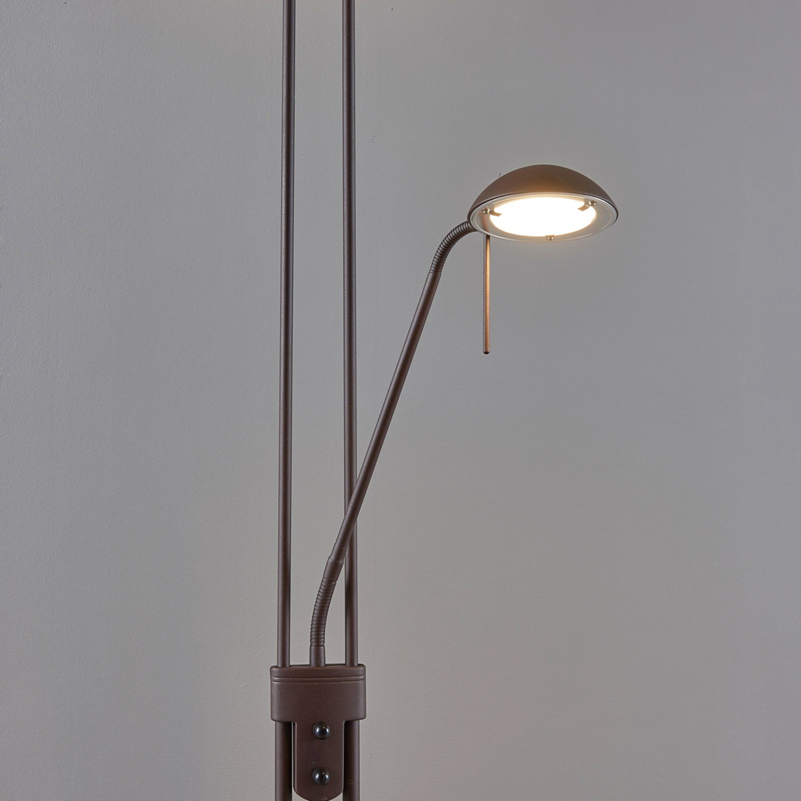 Yveta rustfarget LED-gulvlampe-gulvlampe med dimmer