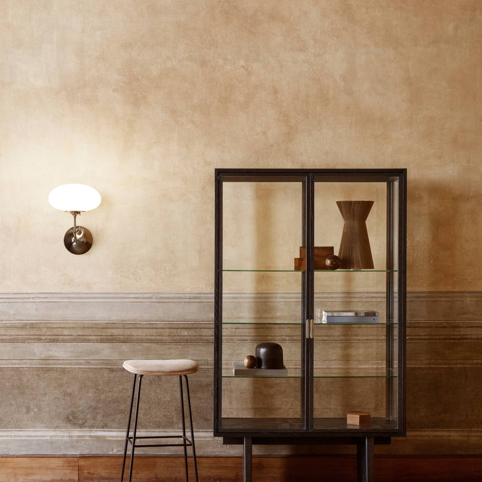 Gubi Vägglampa Stemlite, svart-krom, bredd 32 cm, stickkontakt