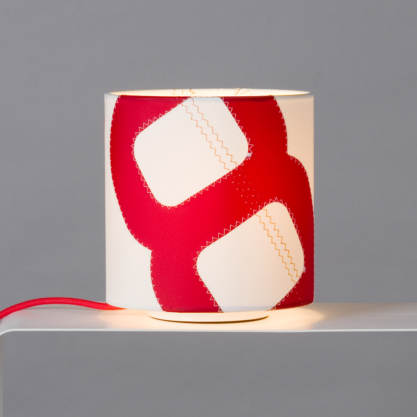 Hjemstavn bordlampe, sejldug, hvid/rød