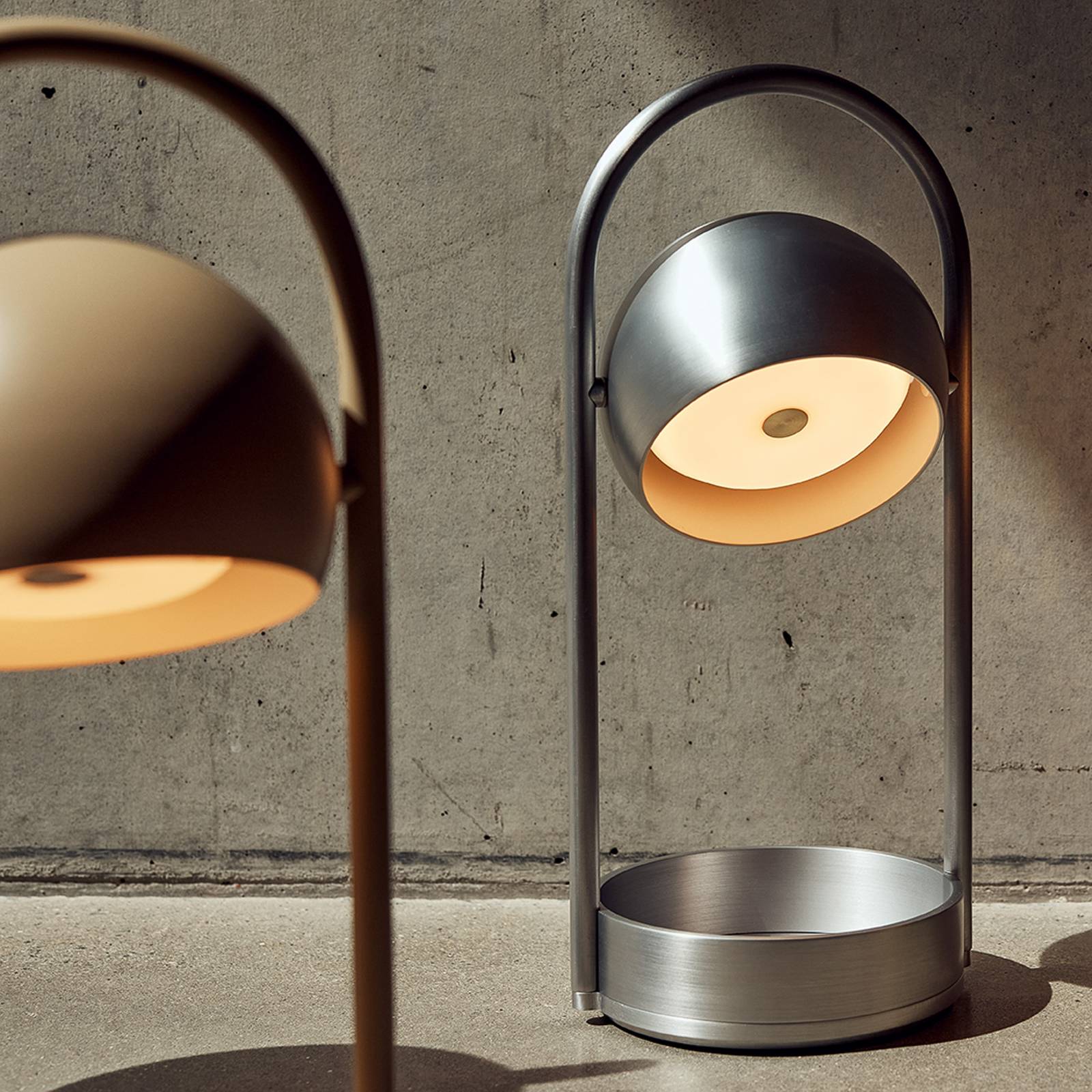 FRANDSEN Lampa stołowa LED z akumulatorem Ball Portable, piaskowo-szara, stal