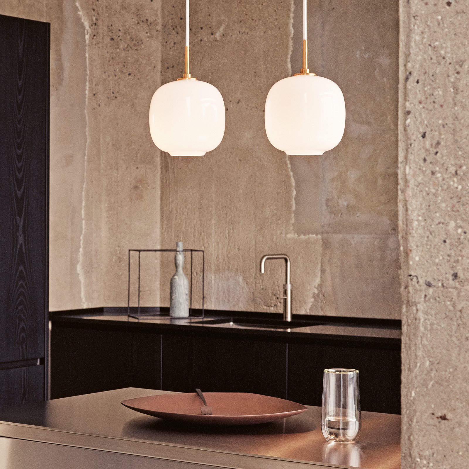 VL45 Radiohus Lustră Pendul Ø175 Brass/Glossy White Opal - Louis Poulsen