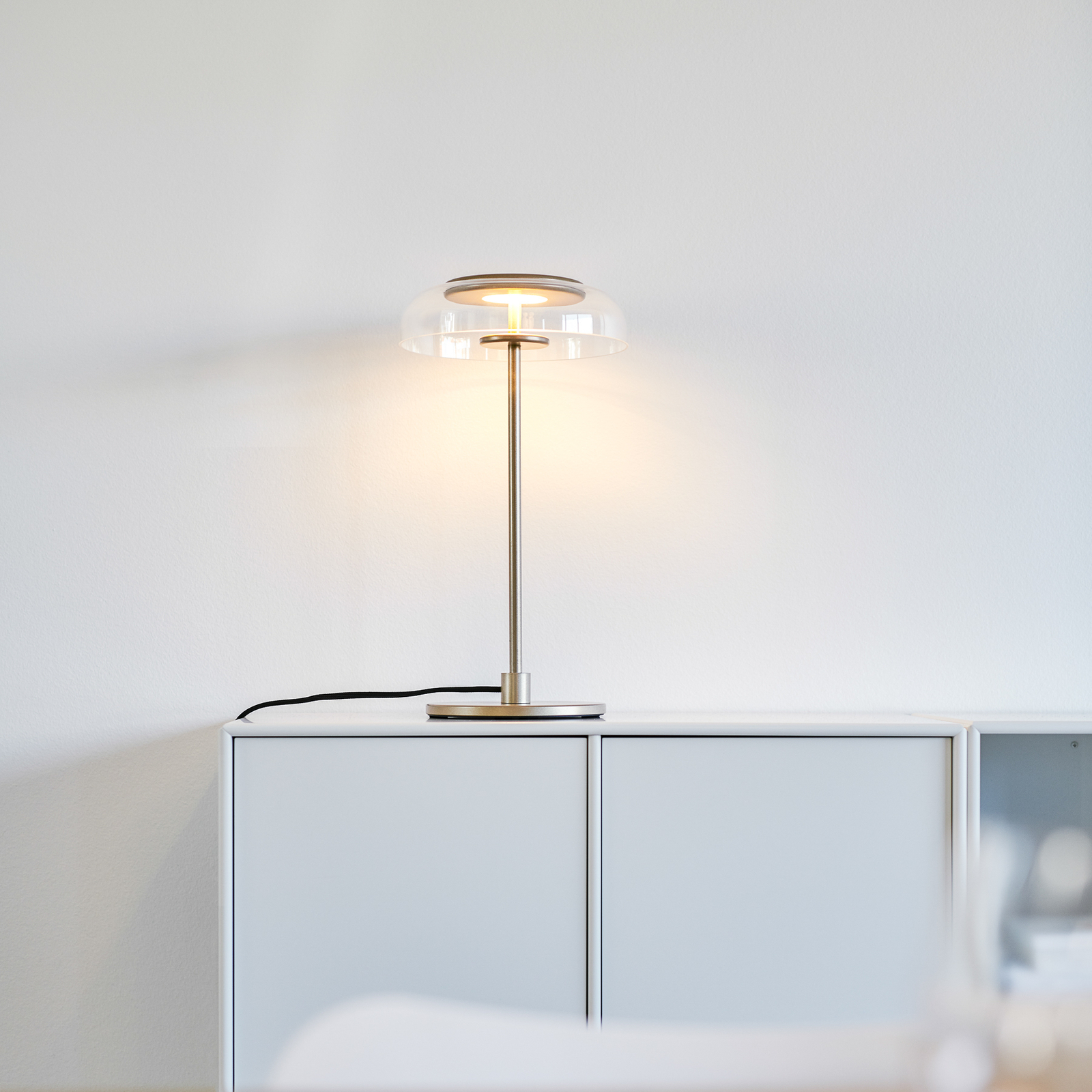 Nuura Blossi Table LED stolní lampa zlatá/čirá