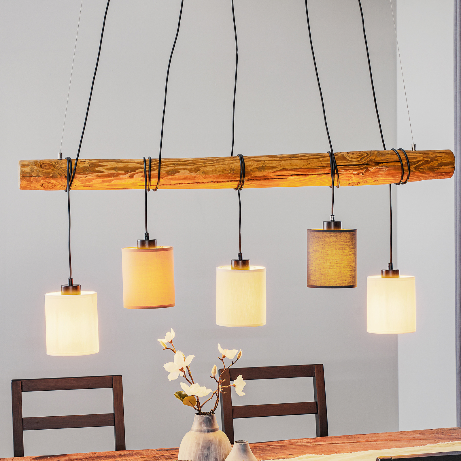Hanglamp Sachiko, houten balk, vijf stoffen kappen