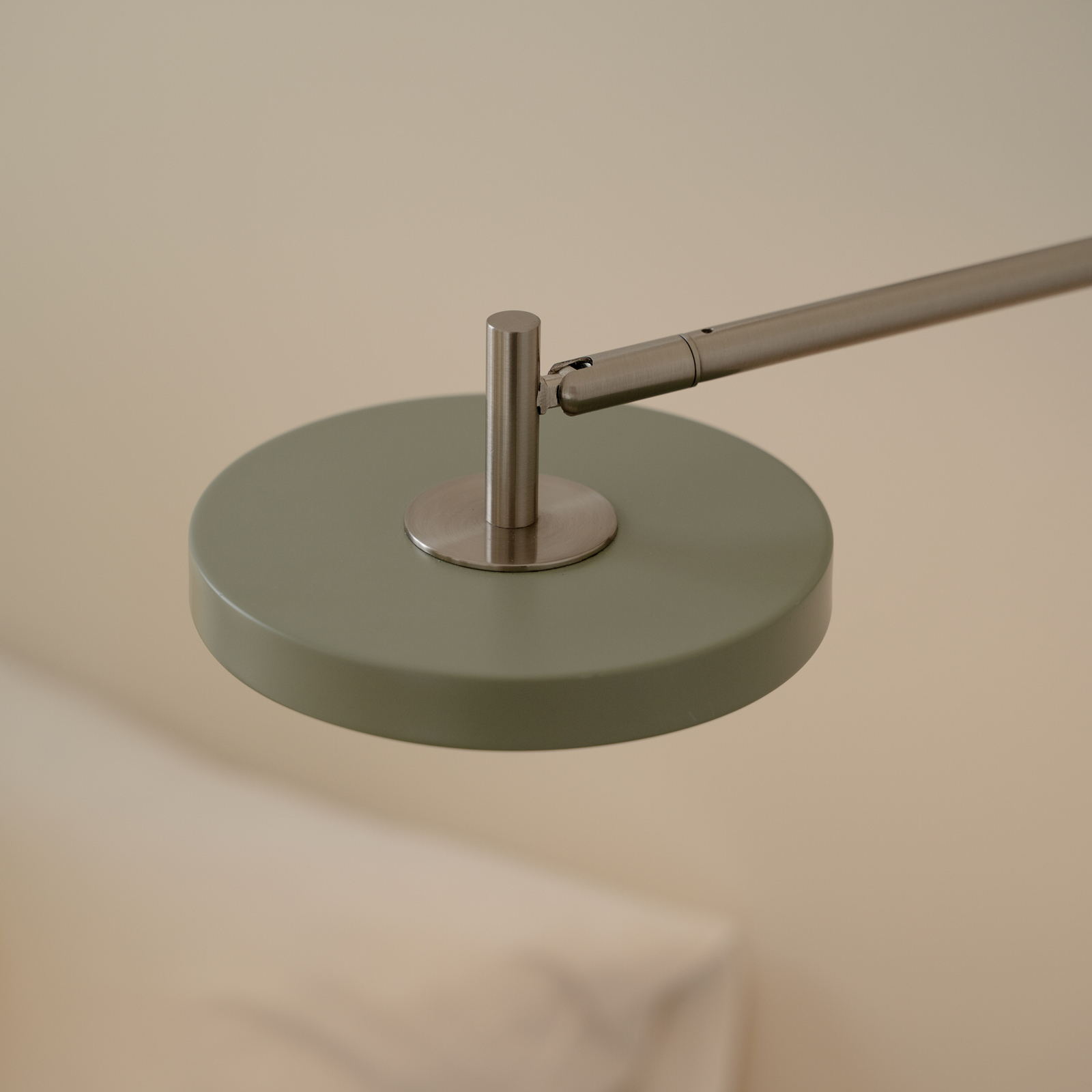 UMAGE LED-Wandlampe Asteria Long, oliv, Stahl, Stecker