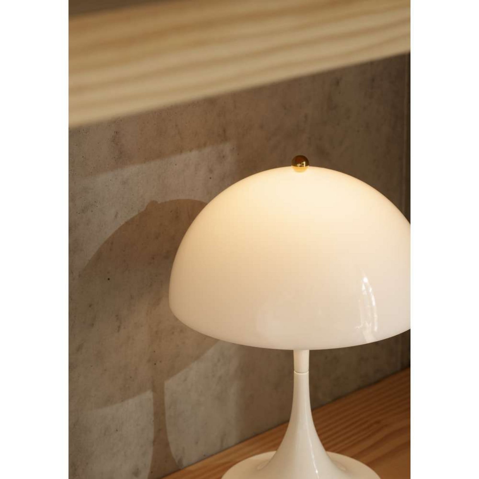 Lampe de table Panthella 160, IP44, laiton/blanc - Louis Poulsen - Aluminium