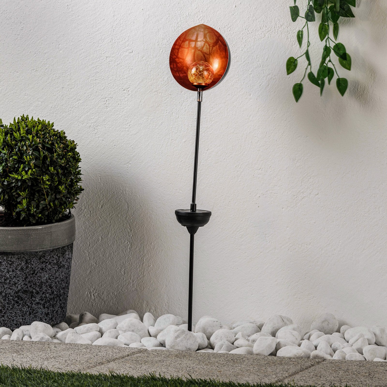 Lindby Gerwin LED-solcellelampe, jordspyd, sølv
