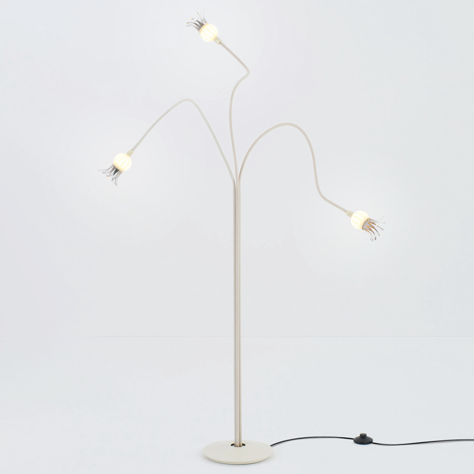 Serien Lighting Gulvlampen Poppy med tre fleksible armer - design st?lampe Stue / spisestue - metall, bimetall, glass