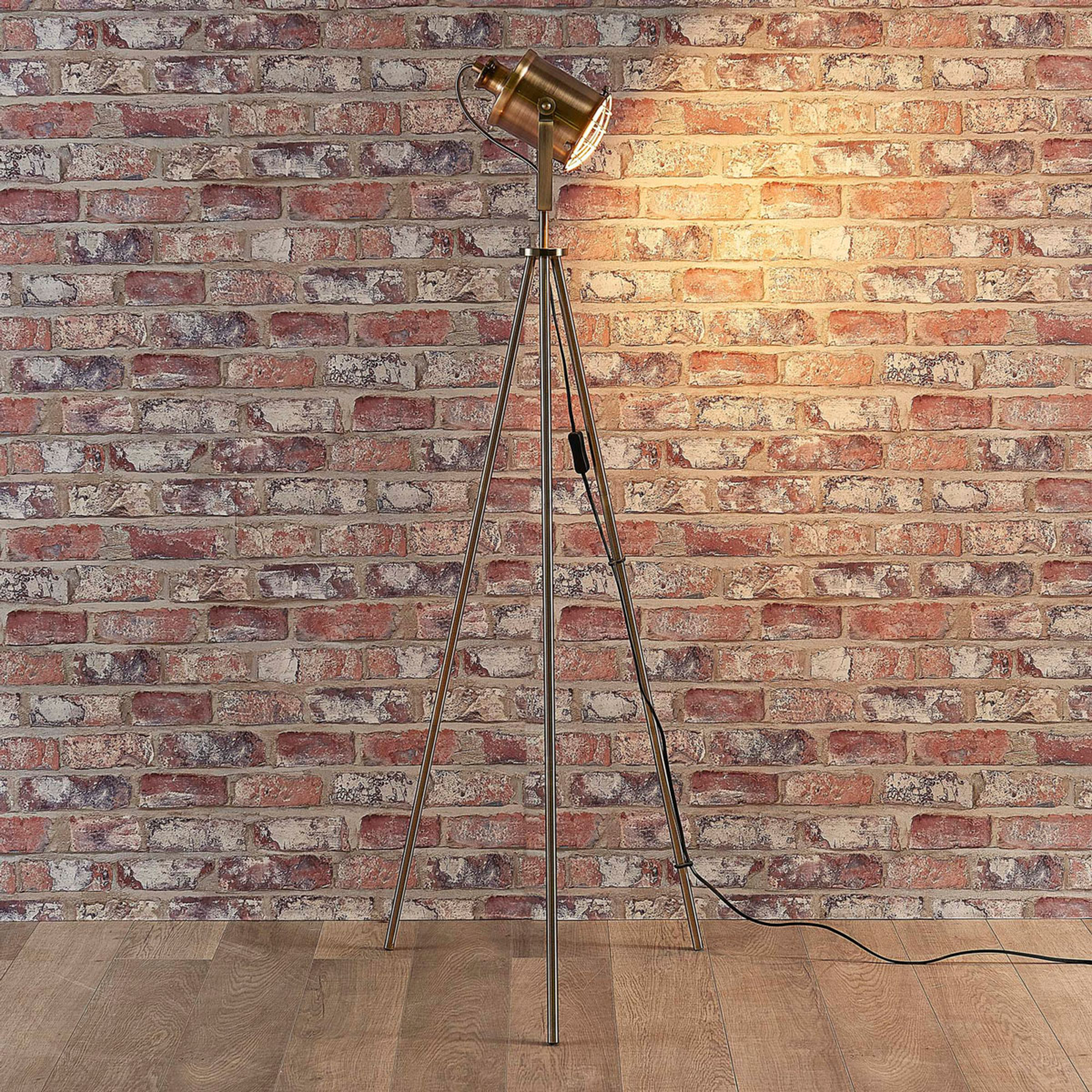 Trójnożna lampa stojąca Ebbi w stylu industrialnym