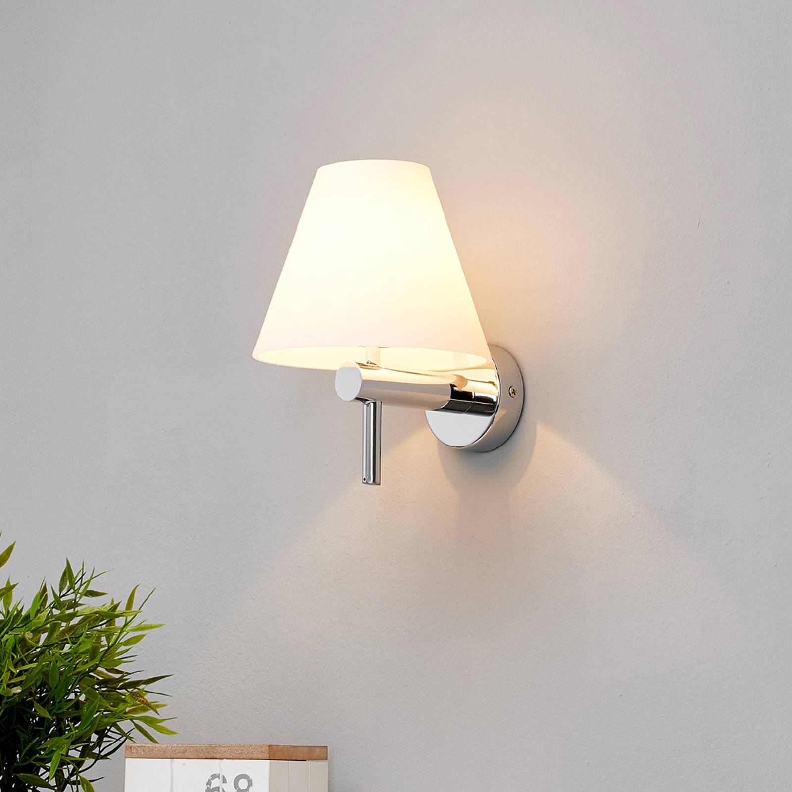 Elegant badrumslampa Violetta för väggmontering