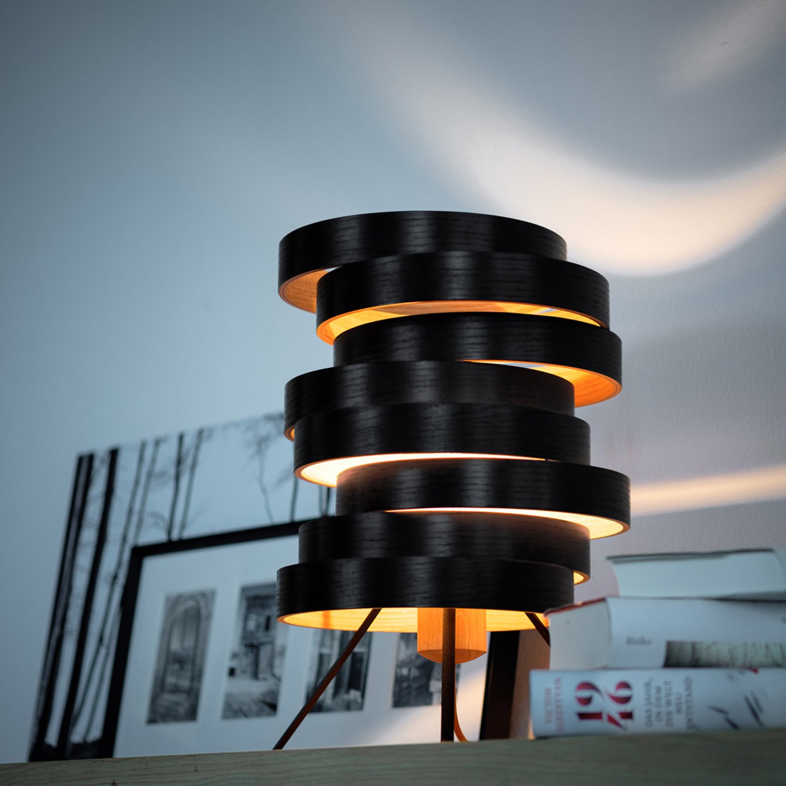 Stolná lampa Cloq s dreveným tienidlom na lampu
