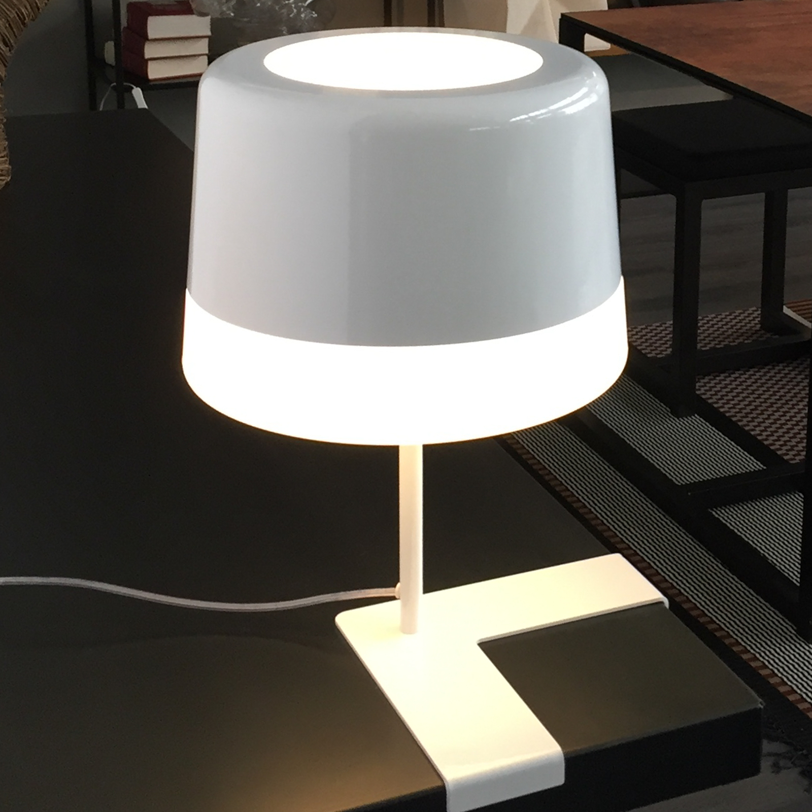 Prandina Gift T1 bordslampa vit, L-fot hörnmontage
