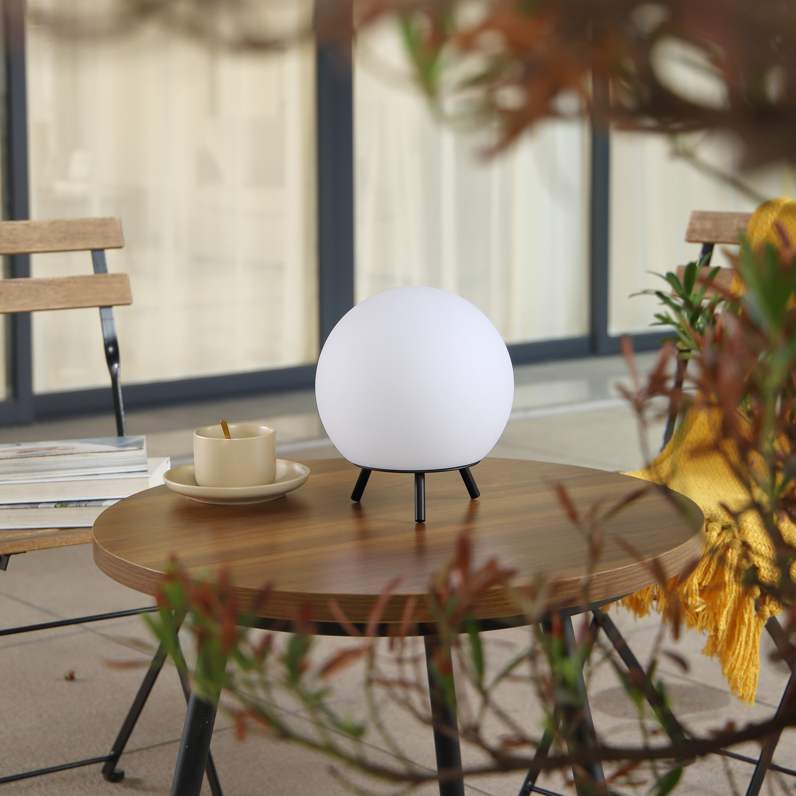 Lindby Aurilia LED rechargeable table lamp, globe