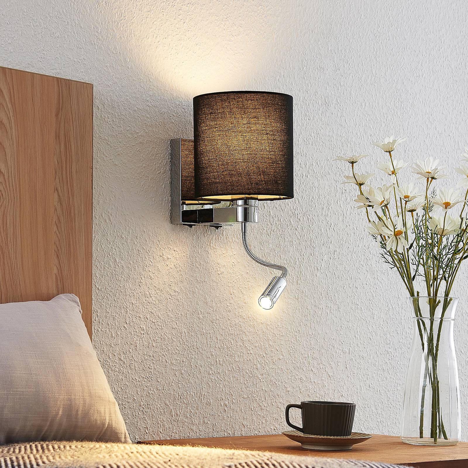 Lucande Brinja væglampe med LED-flexarm, sort