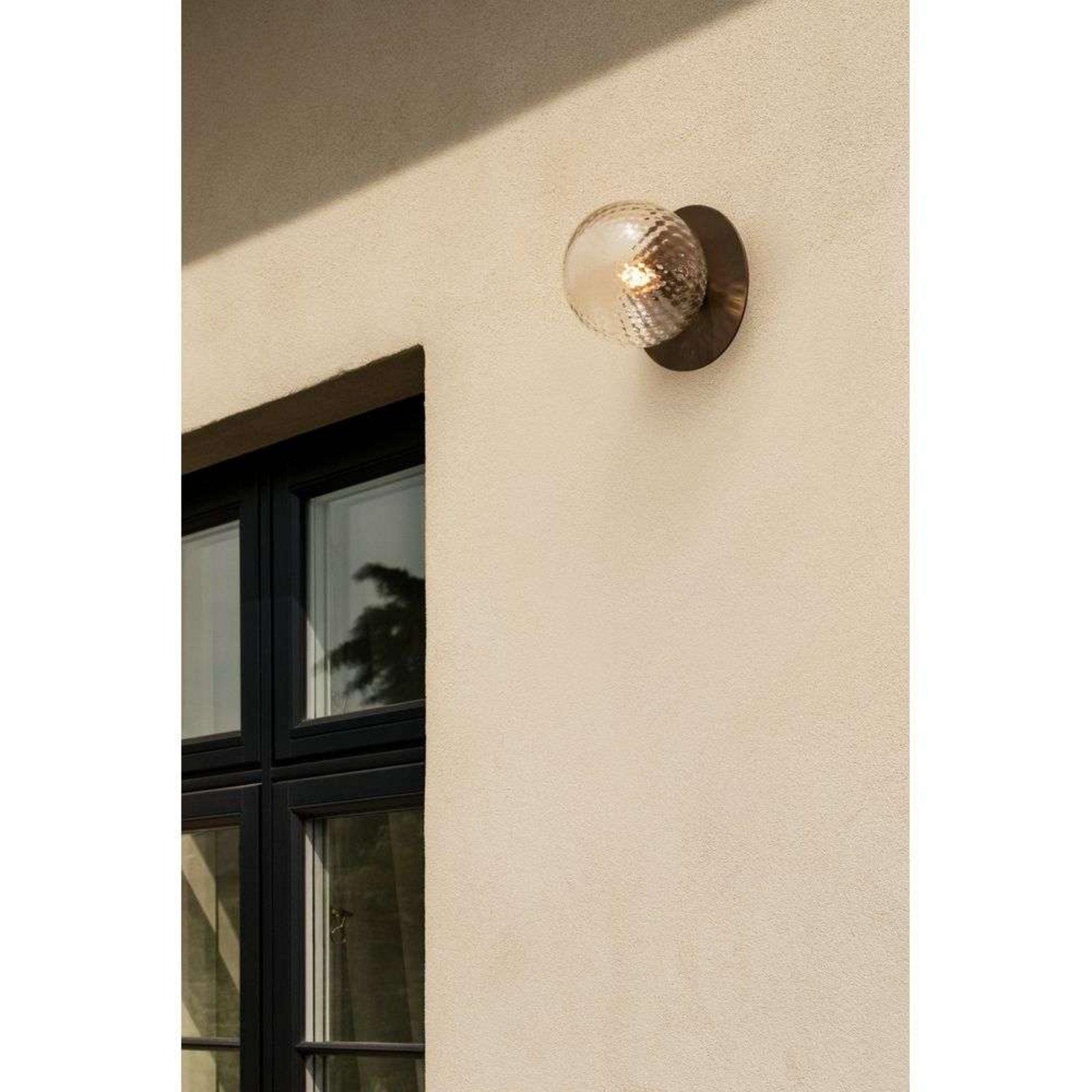 Nuura buitenwandlamp Liila, Ø 16 cm, brons/helder