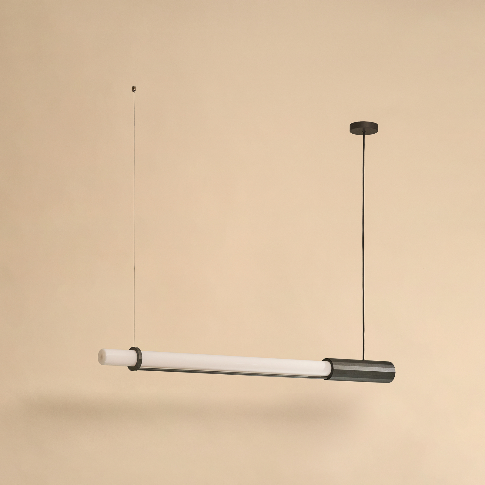 Lampada LED a sospensione In Fine, grigio scuro, lunghezza 105 cm - DCW