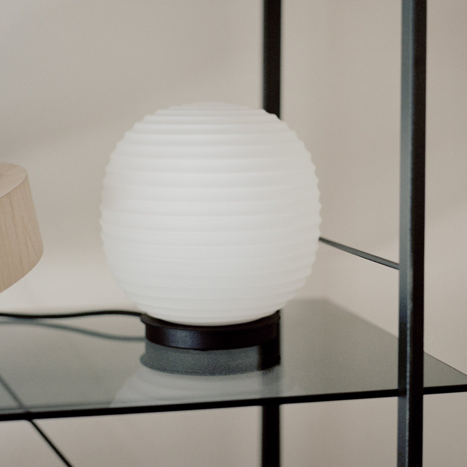Lantern Globe Tischleuchte Small - New Works