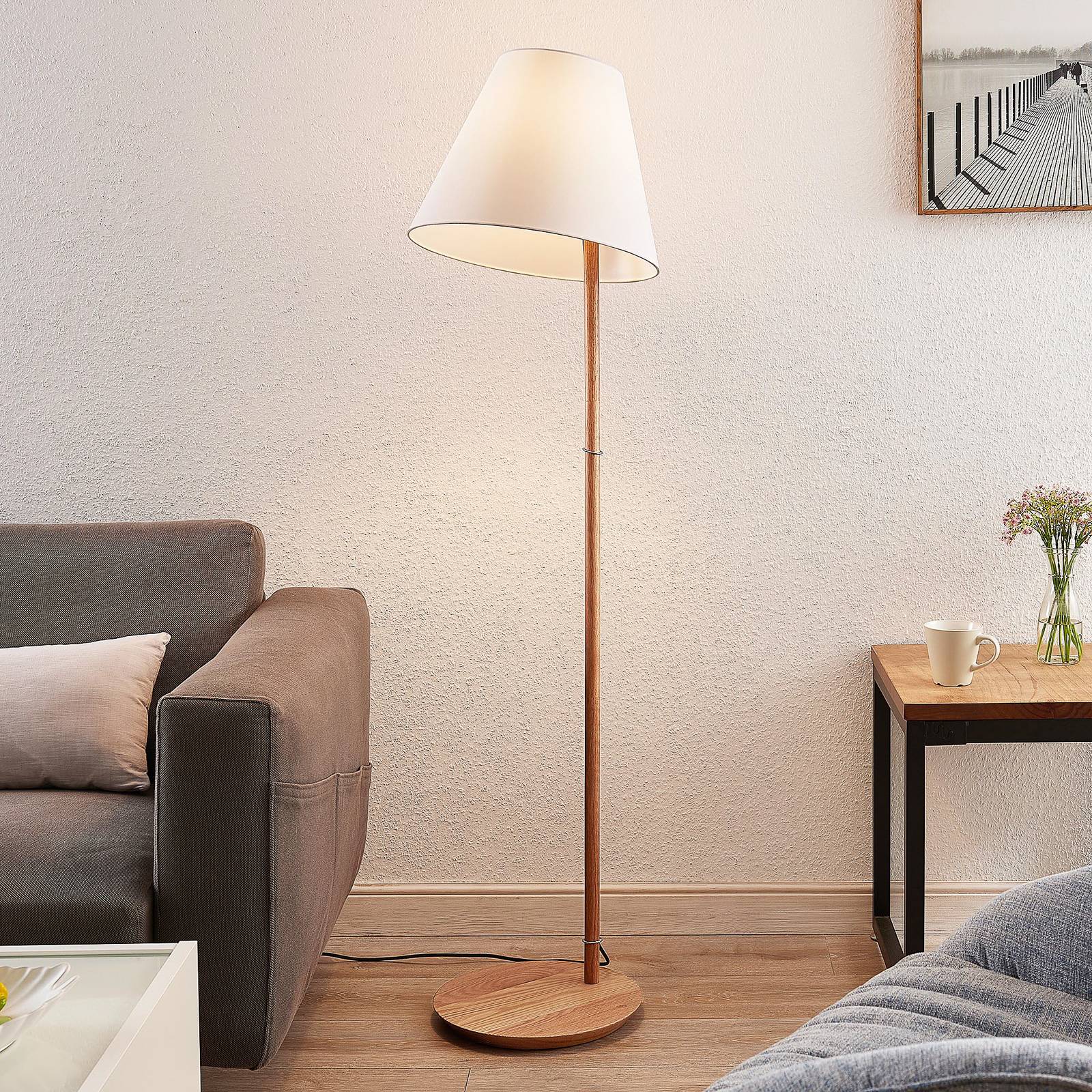Lucande Jinda gulvlampe, træstel, hvidt | Lampegiganten.dk