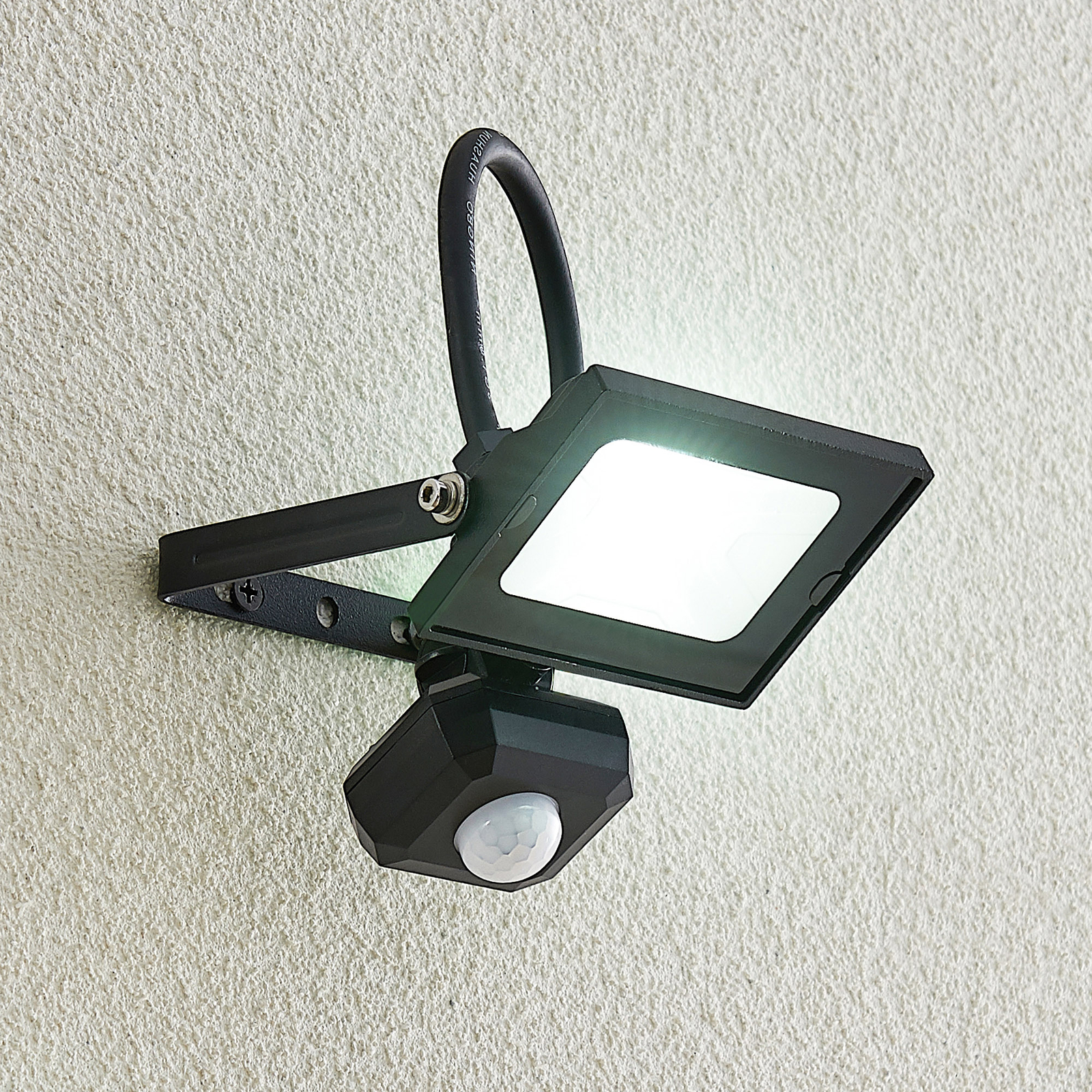 Lindby Aine LED-utomhusspot svart 14,5 cm sensor