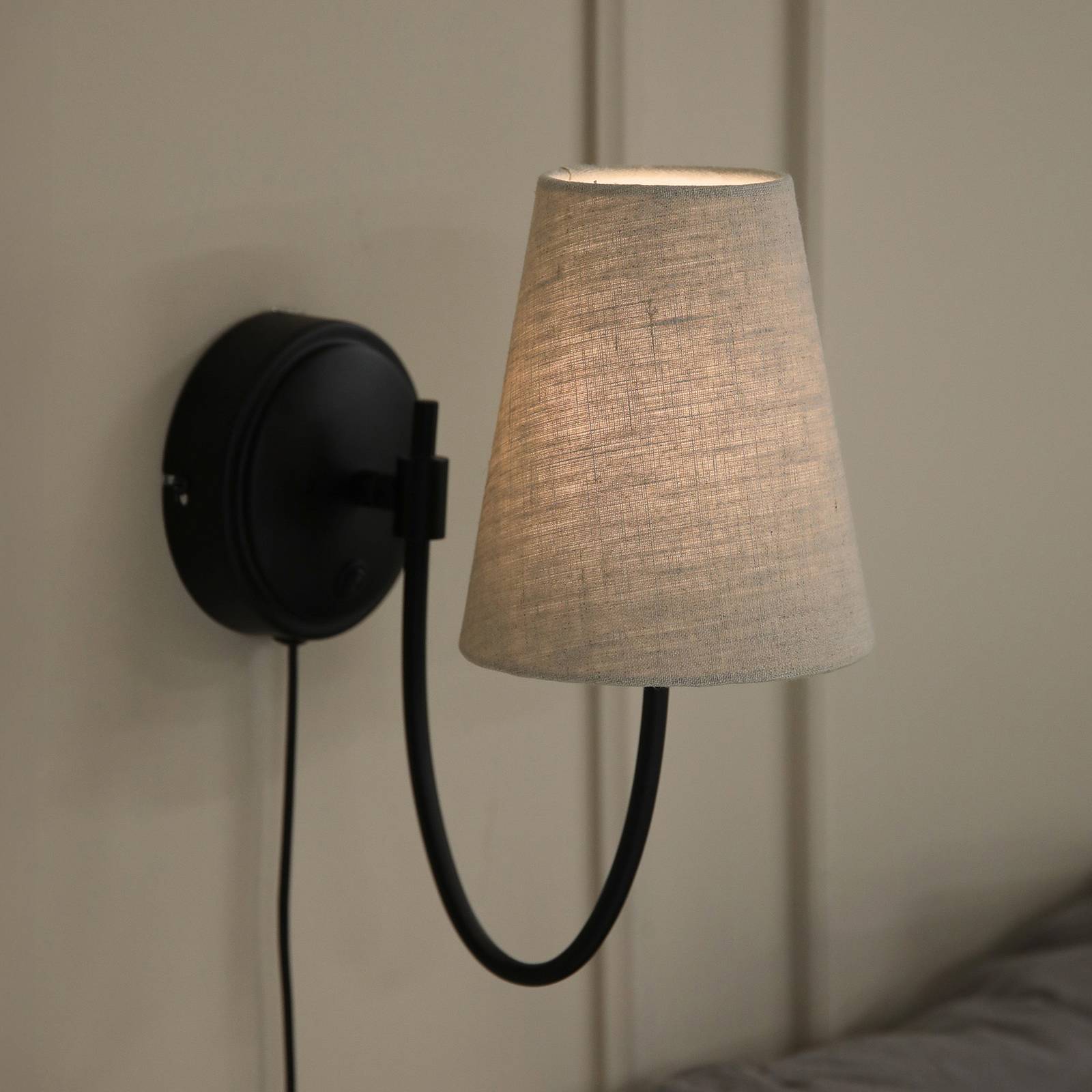 Markslöjd Wandleuchte Amar, beige/schwarz, Stecker, E14 günstig online kaufen