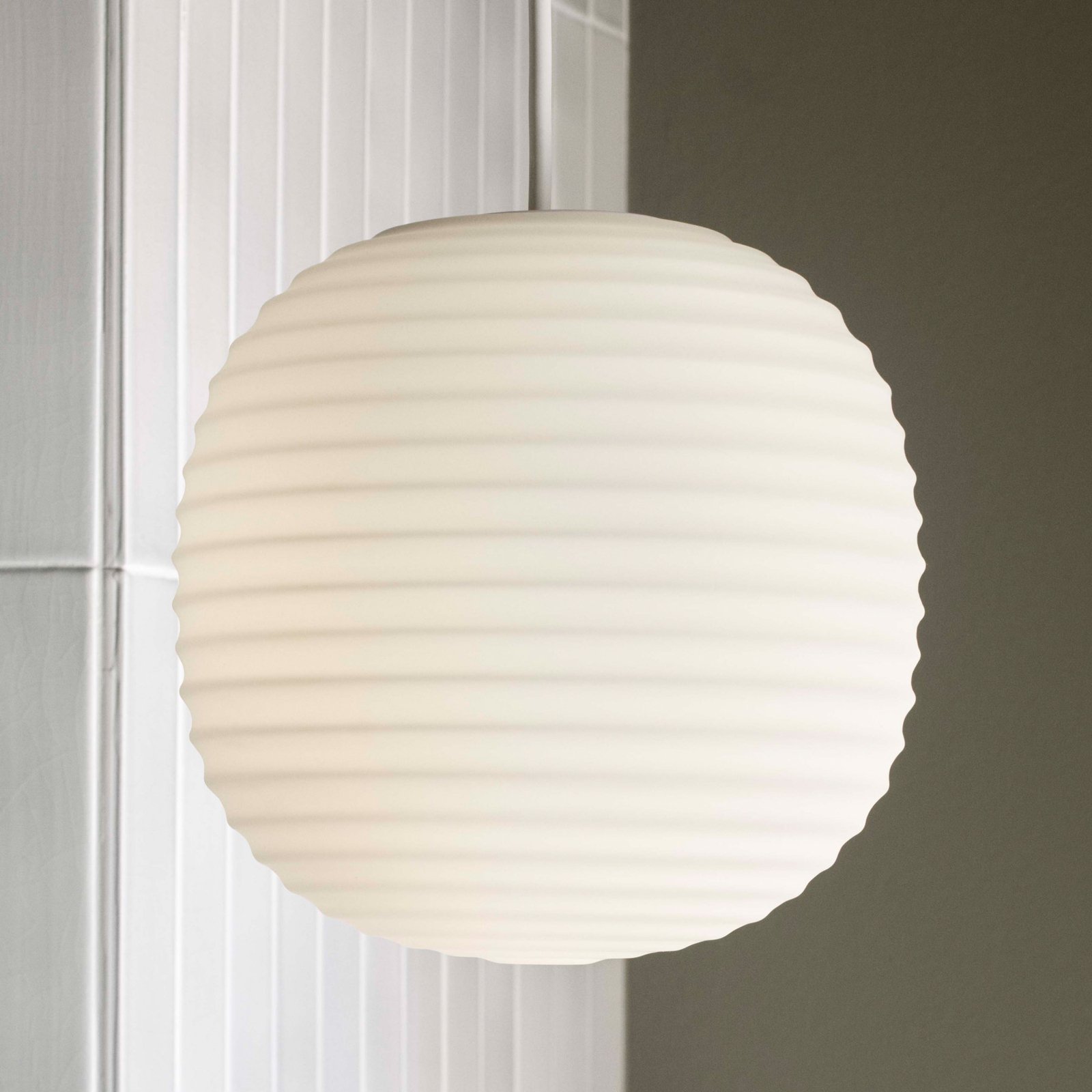 New Works Lantern Hängeleuchte aus Opalglas