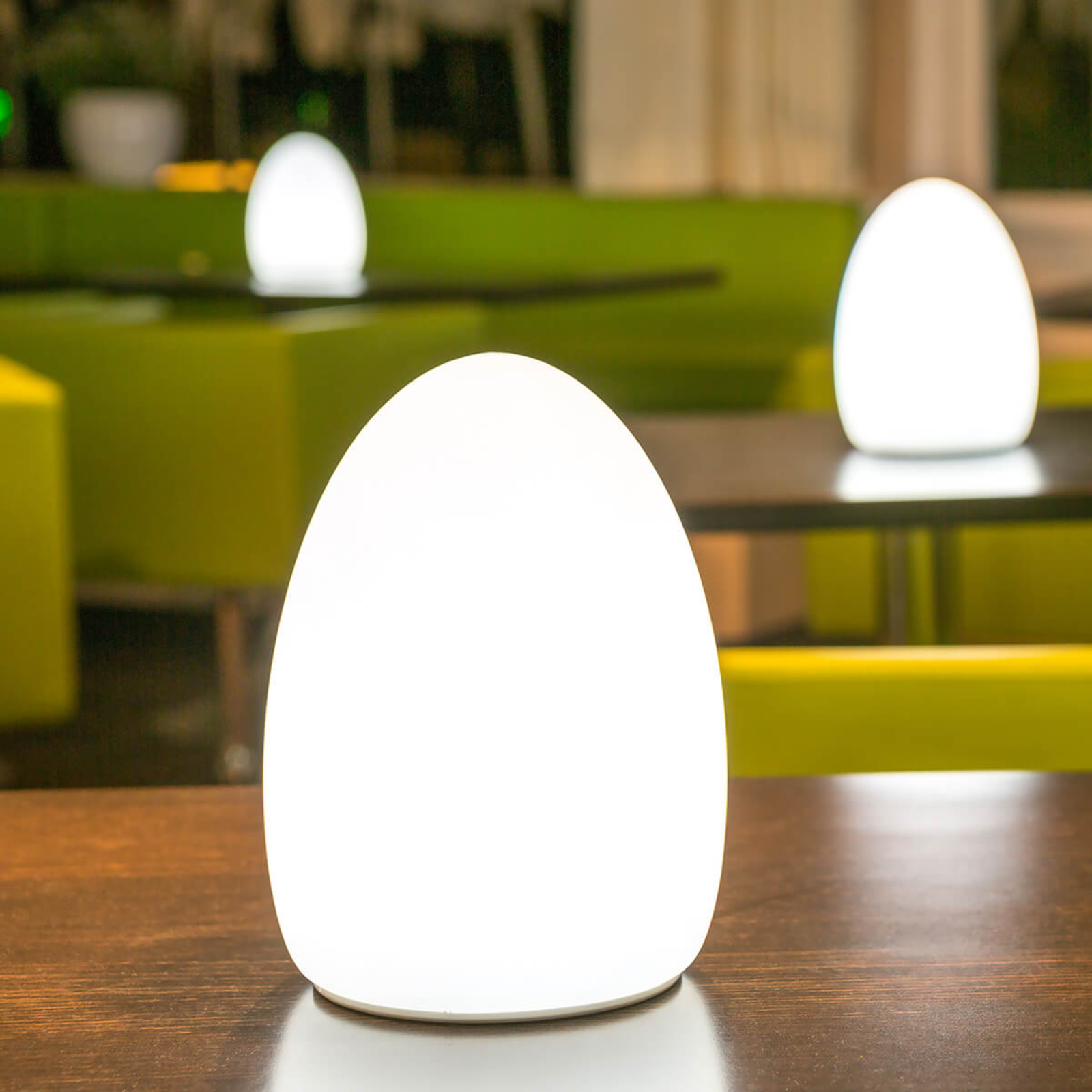 Egg - una lampada decorativa controllata da un'app con batteria