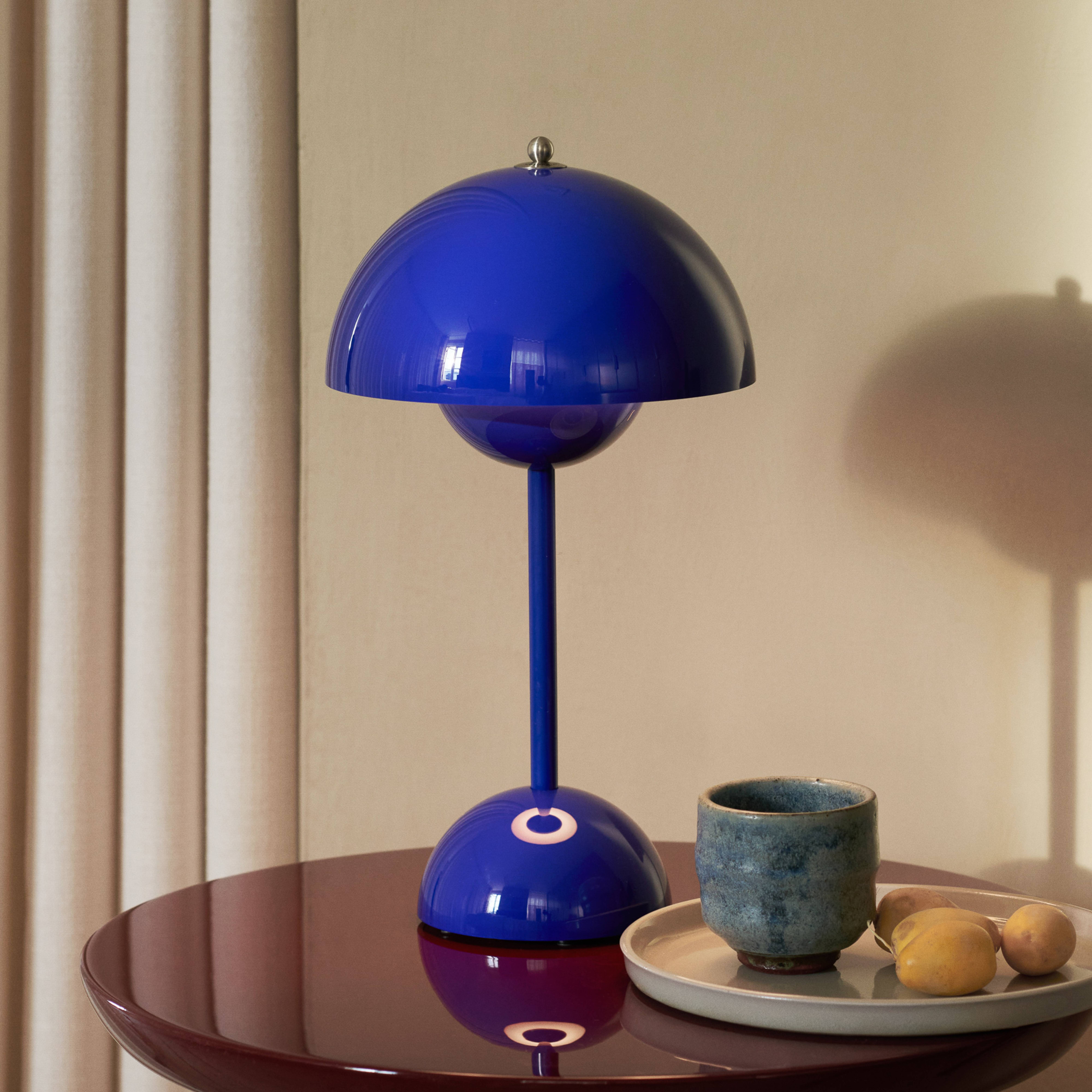 &Tradición Lámpara de mesa recargable LED Flowerpot VP9, azul cobalto