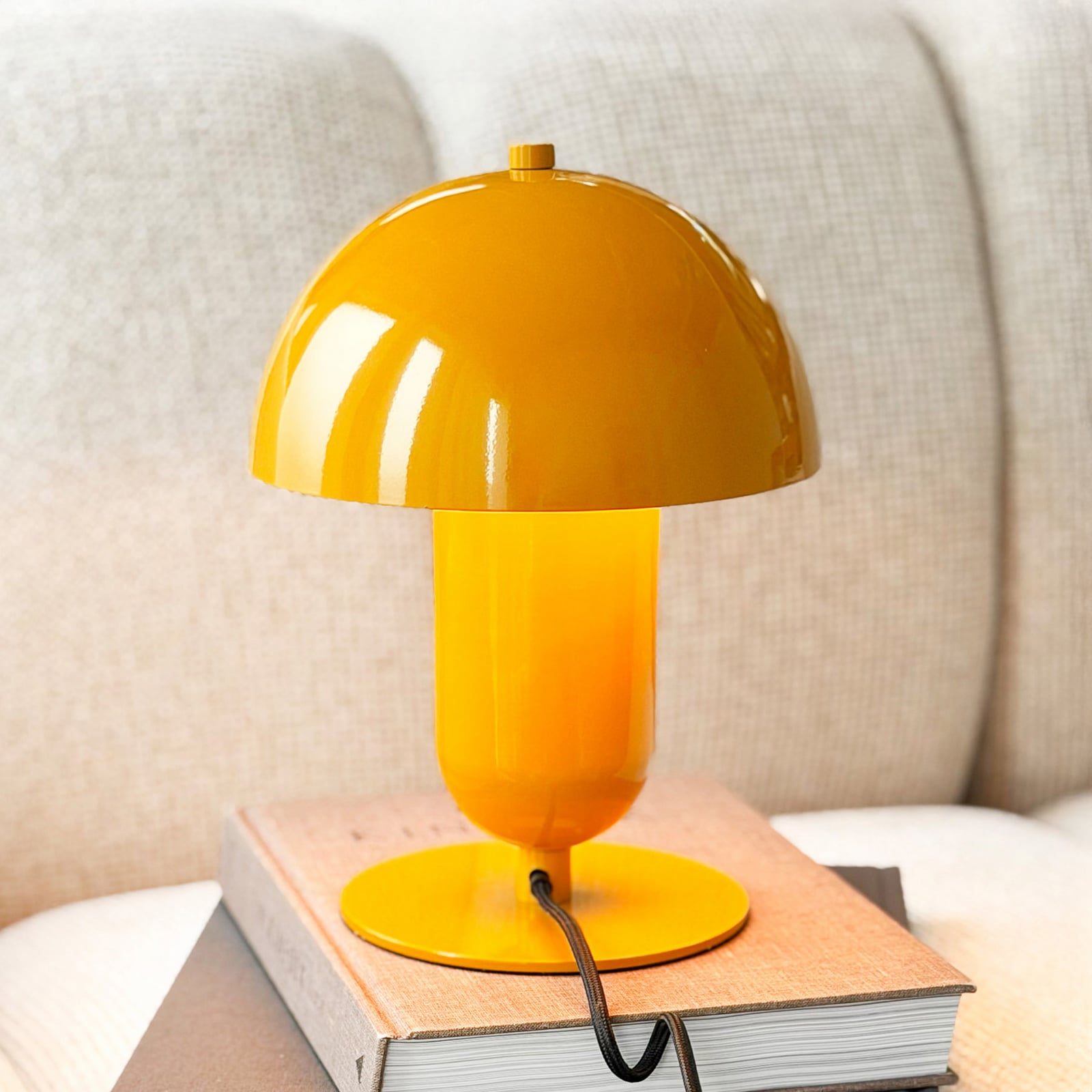 Stolní lampa Movie, kari žlutá, kov, E27 – Dyberg Larsen Stolní lampa Movie, kari žlutá, kov, E27 – Dyberg Larsen