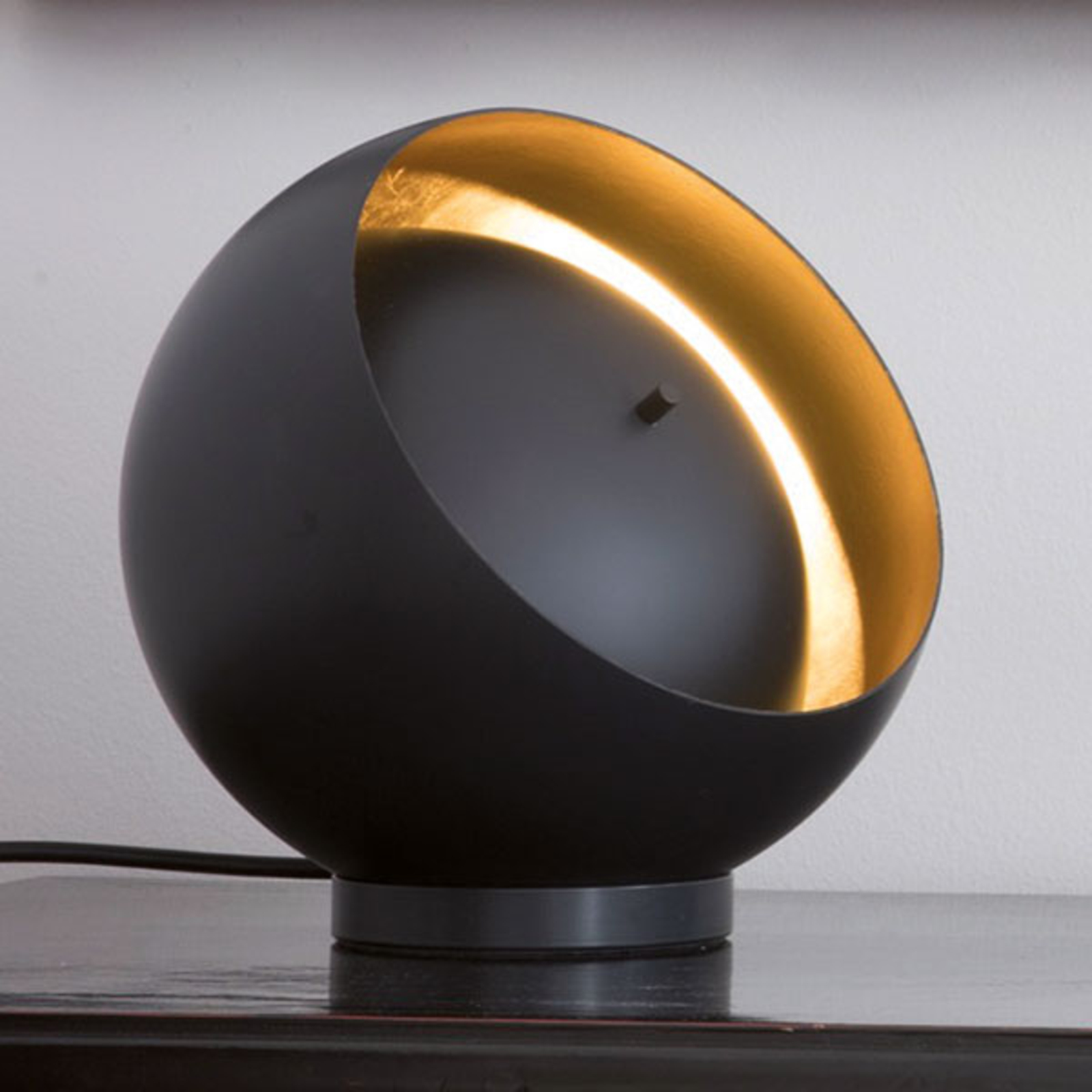 Oluce Eva LED-bordlampe i sfærisk form sort