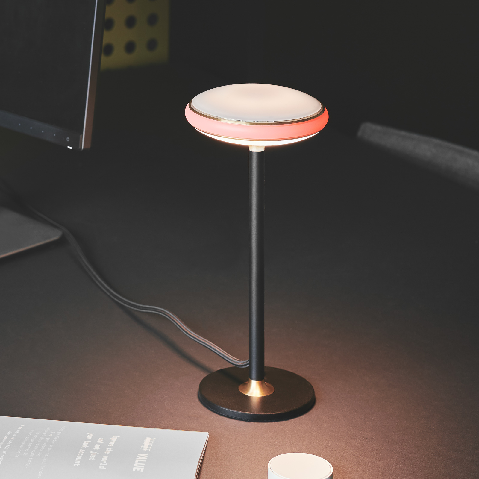 Shade ØS1 LED stolní lampa prsten mosaz noha černá